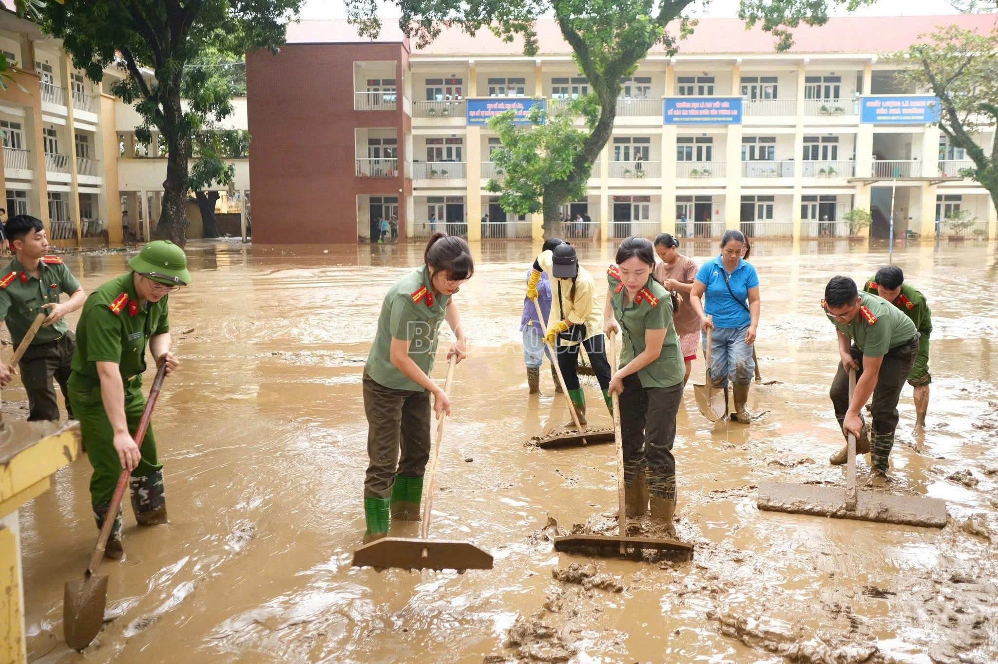 Lực lượng chức năng cùng các thầy cô giáo, phụ huynh và học sinh dọn vệ sinh tại Trường THPT Lý Thường Kiệt. baolaocai-c_z7069481449171-8890a096c54f0805f82ea26a133d4078.jpg