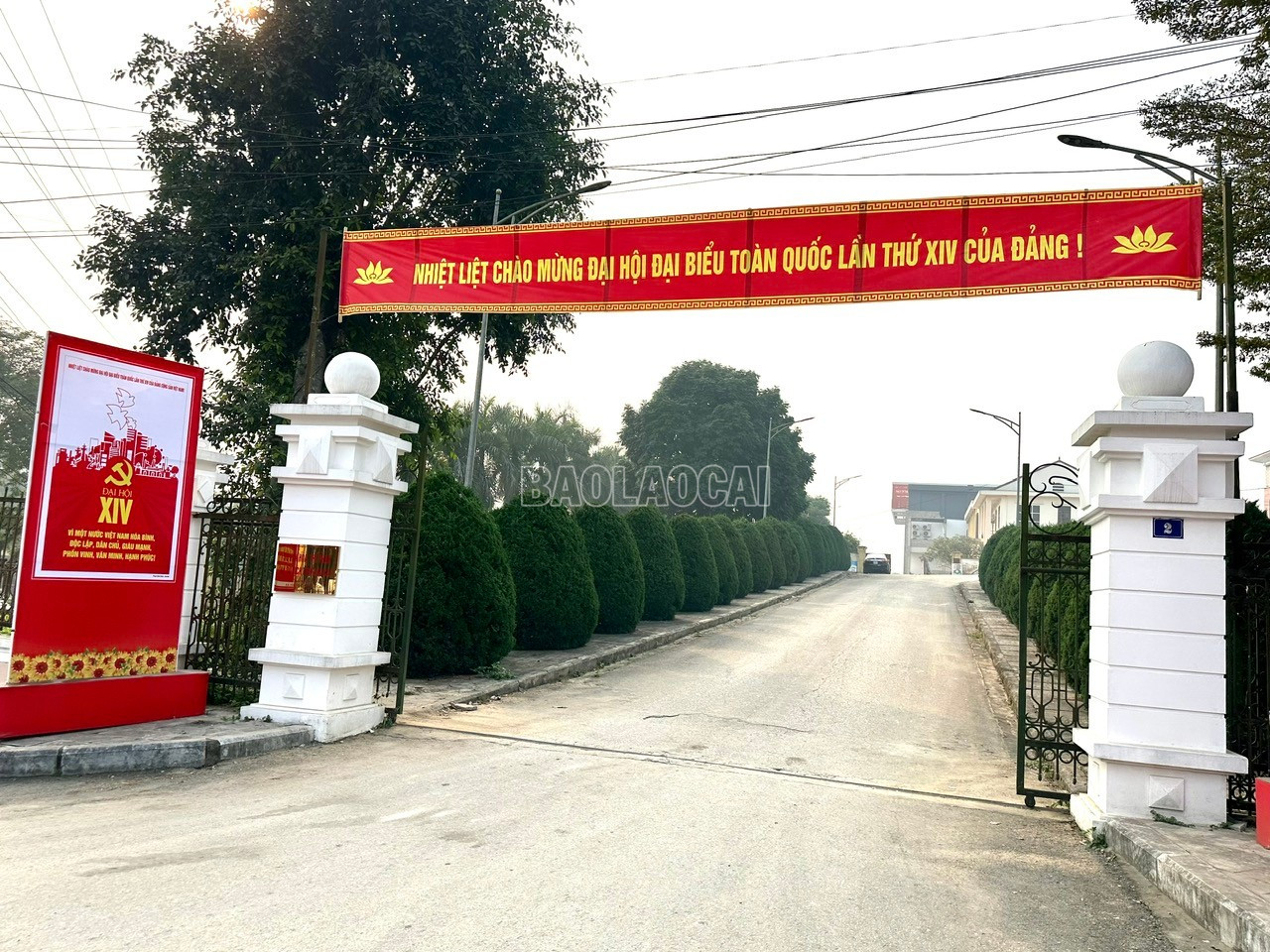 100% cơ quan, ban, ngành, đoàn thể trên địa bàn xã Yên Bình treo băng rôn, cờ Đảng, cờ Tổ quốc theo quy định.