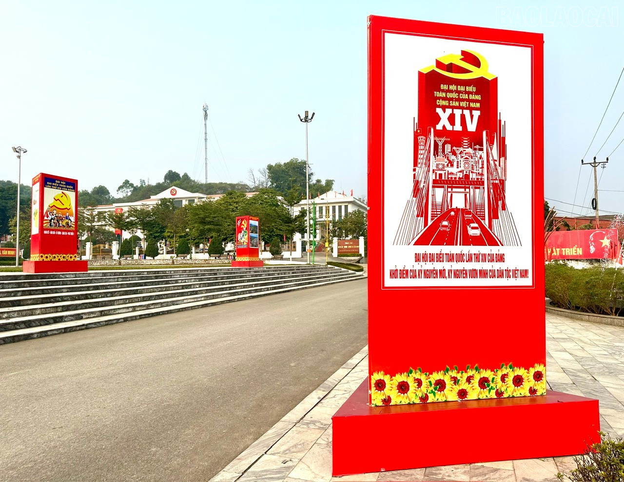 Pa-nô tuyên truyền chào mừng Đại hội lần thứ XIV của Đảng được bố trí tại khu vực trung tâm xã Yên Bình.
