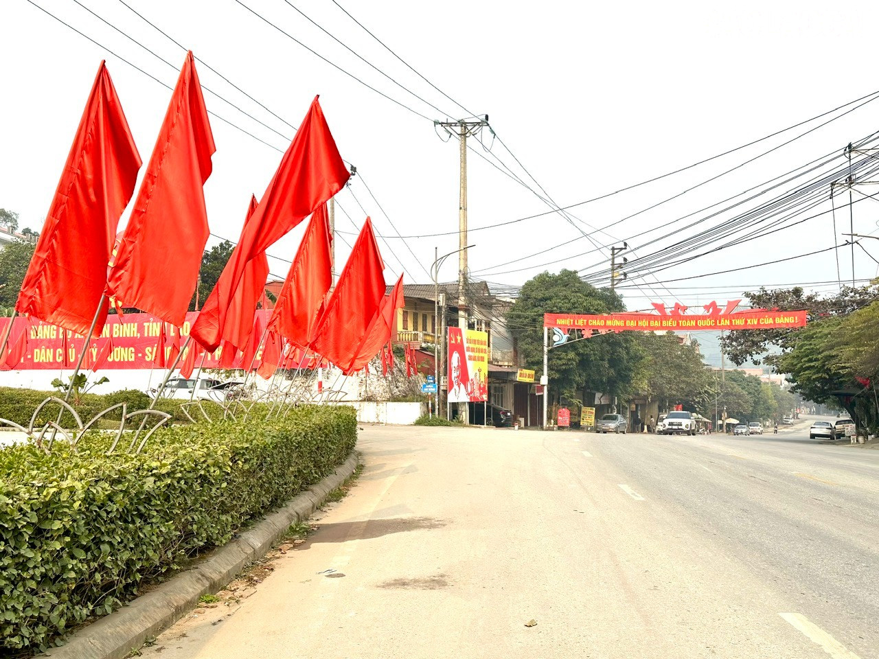 Các tuyến đường trung tâm xã Yên Bình rực rỡ hồng kỳ, băng rôn chào mừng Đại hội XIV của Đảng.
