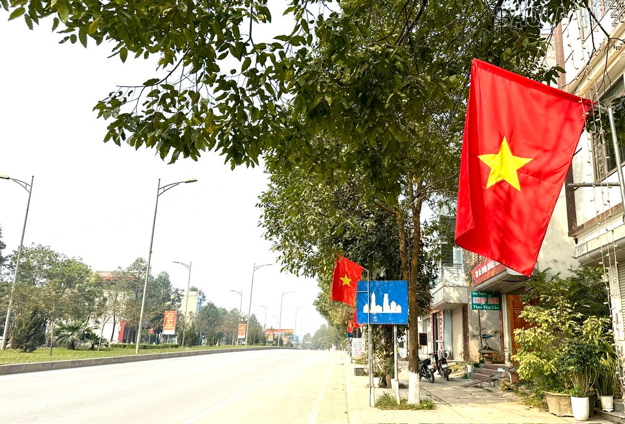 Tại các khu dân cư, người dân đã treo cờ Tổ quốc.