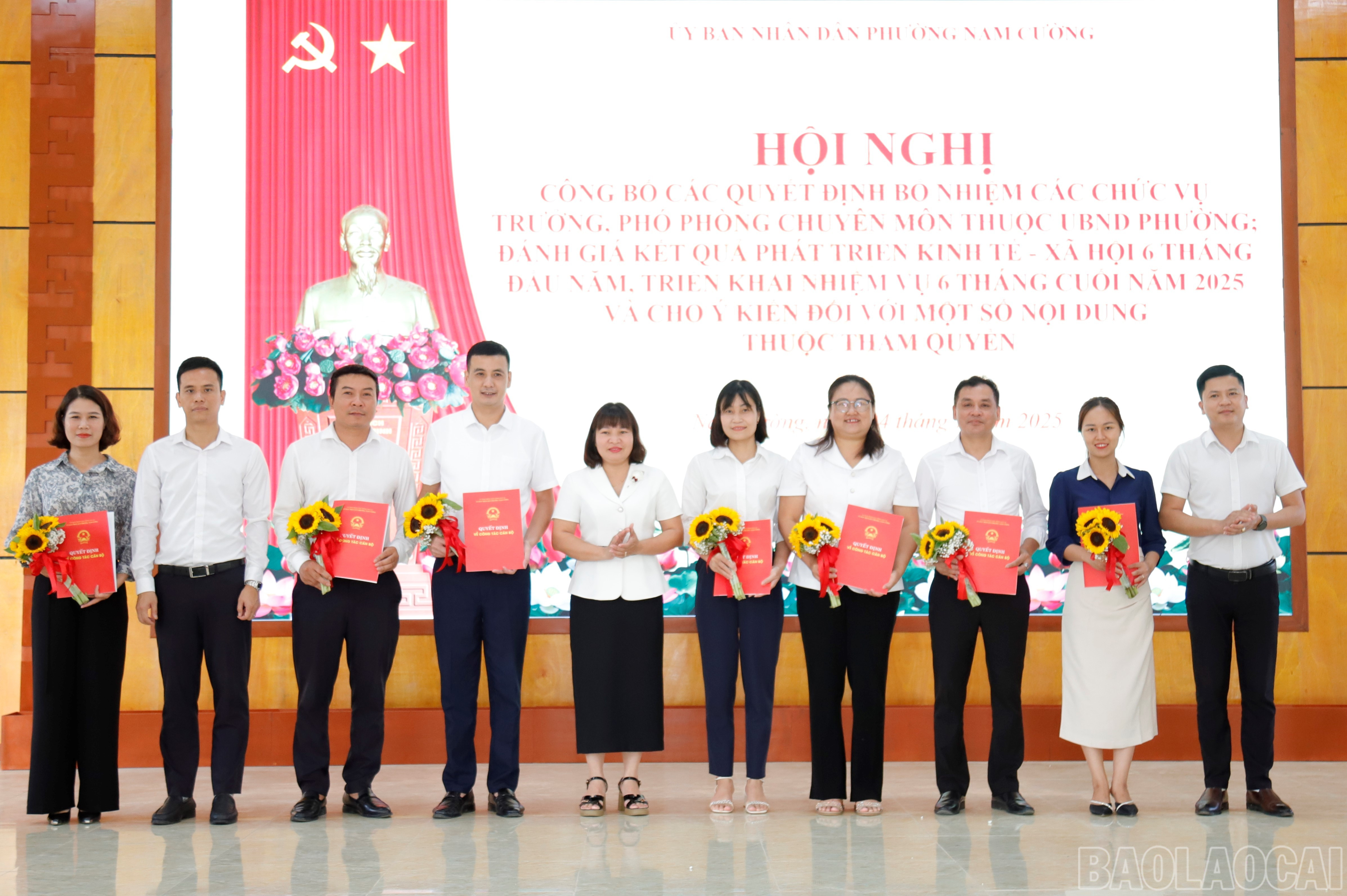 Lãnh đạo UBND phường trao quyết định bổ nhiệm trưởng, phó các phòng, ban, văn phòng UBND - HĐND phường. baolaocai-br_lanh-dao-ubnd-phuong-trao-quyet-dinh-bo-nhiem-truong-pho-cac-phong-ban-van-phong-ubnd-hdnd-phuong.jpg