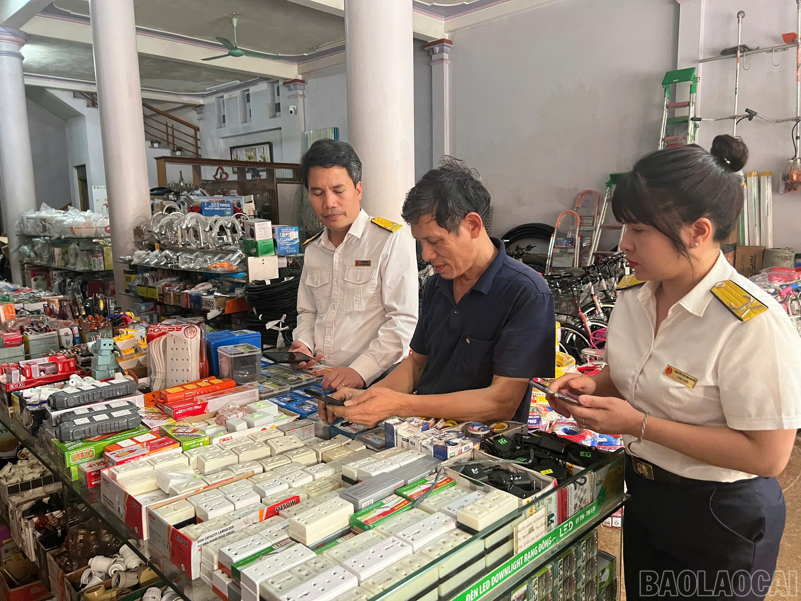 Skatteansvarlige ved anlegg 7 veileder bedriftshusholdninger i å registrere seg for å bytte skattebetalingsmetode fra engangsbeløp til selvangivelsesbasert. baolaocai-br_can-bo-thue-1.jpg