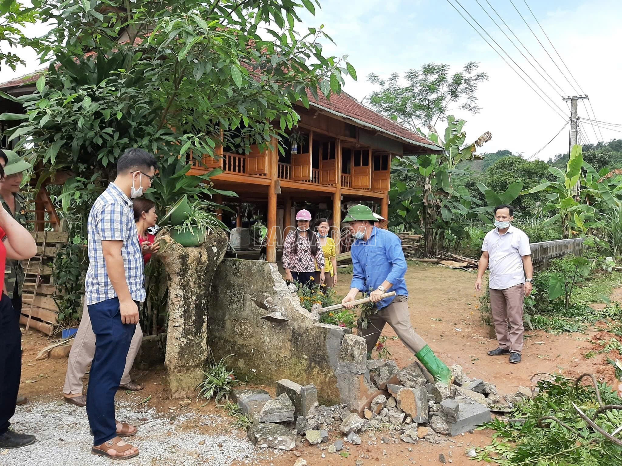 Người dân xã Mường Lai phá tường rào, hiến đất mở rộng đường giao thông. baolaocai-c_ntm2.jpg