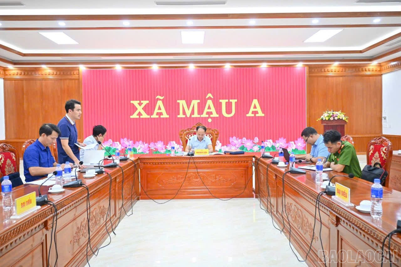 UBND xã họp bàn triển khai các giải pháp hoàn thành nhiệm vụ thu ngân sách năm 2025. baolaocai-br_z7159584767948-1656d14b7797797dc19ebb87d5c91d92.jpg
