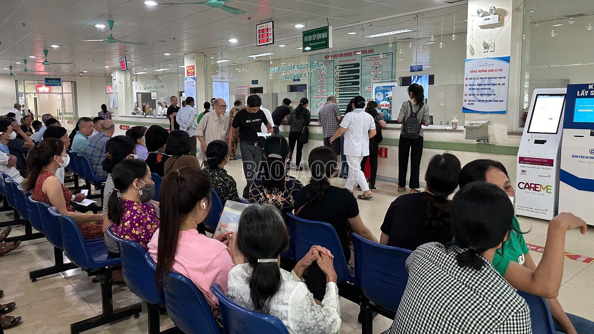 Người dân đăng ký khám chữa bệnh tại Bệnh viện Đa khoa tỉnh (cơ sở 1), phường Âu Lâu, tỉnh Lào Cai. baolaocai-c_kcb.jpg