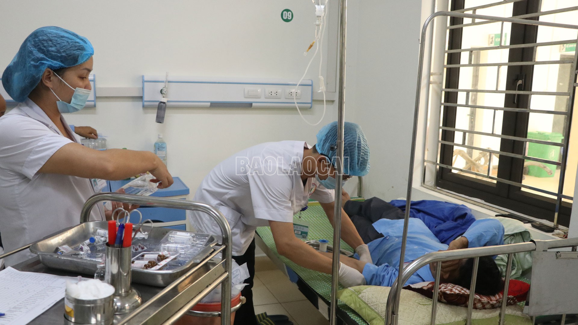 Người dân được đảm bảo đầy đủ quyền lợi khi khám chữa bệnh bảo hiểm y tế. baolaocai-c_y-te-tran-yen.jpg