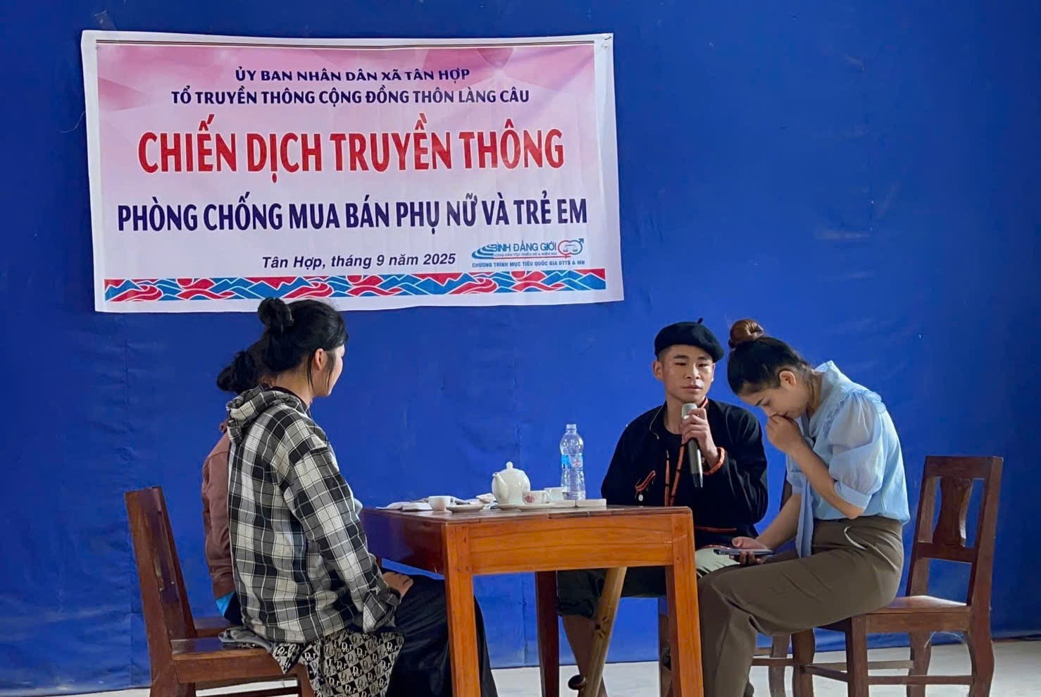 Tổ truyền thông cộng đồng tổ chức sinh hoạt định kỳ tuyên truyền kiến thức về bình đẳng giới, phòng chống bạo lực gia đình. z7050022572877-393094c5e8979fcf2ed7ec92eb75cf48.jpg