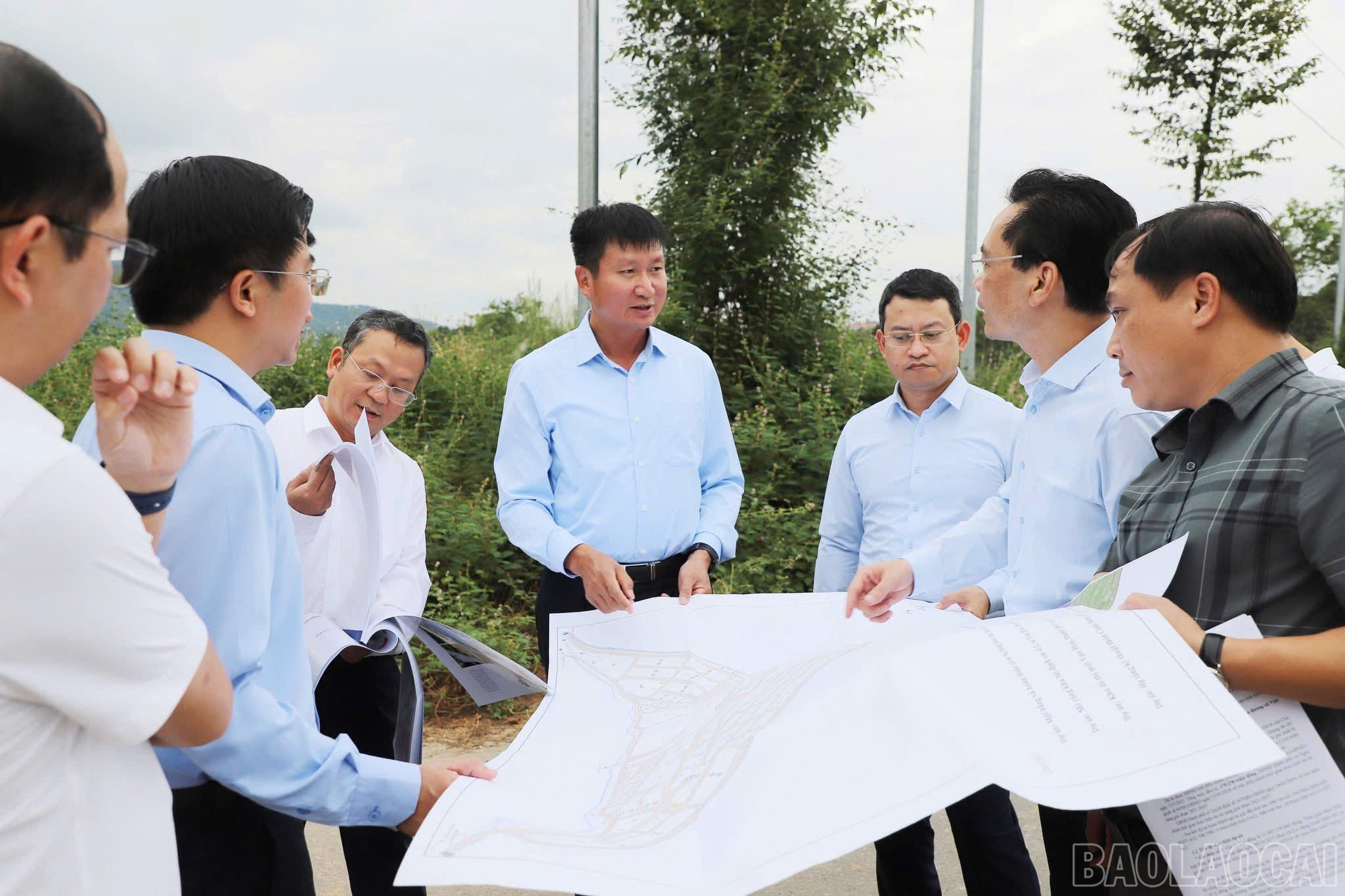 Leder av den provinsielle folkekomiteen, Tran Huy Tuan, inspiserte og vurderte fremdriften i byggeprosjektet for gjenbosettingsområdet i bydelområde 6 og 7, som betjener jernbaneruten Lao Cai - Hanoi - Hai Phong. baolaocai-br_z7195403122164-4b4c106984cc2bf5327825375284ff49.jpg