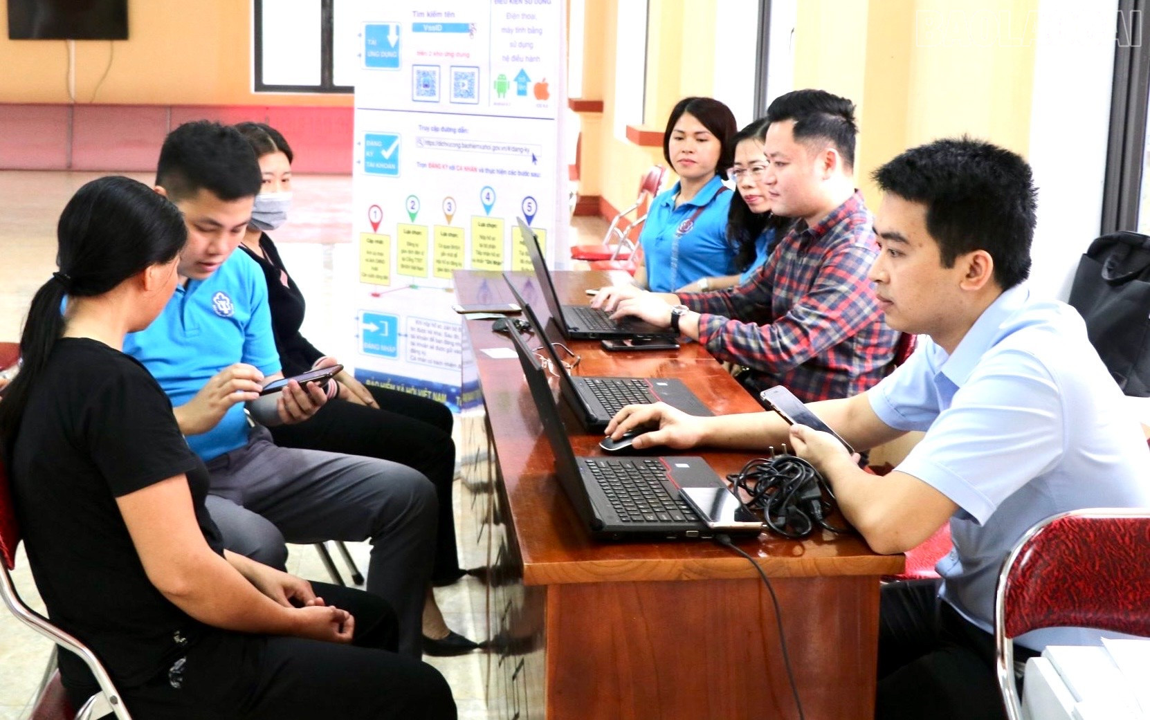 Socialförsäkringstjänstemän vägleder människor i att installera och använda VssID-applikationen. baolaocai-tr_z7307203135008-d2525b2f69a5fb70db754dbef28e84b0.jpg