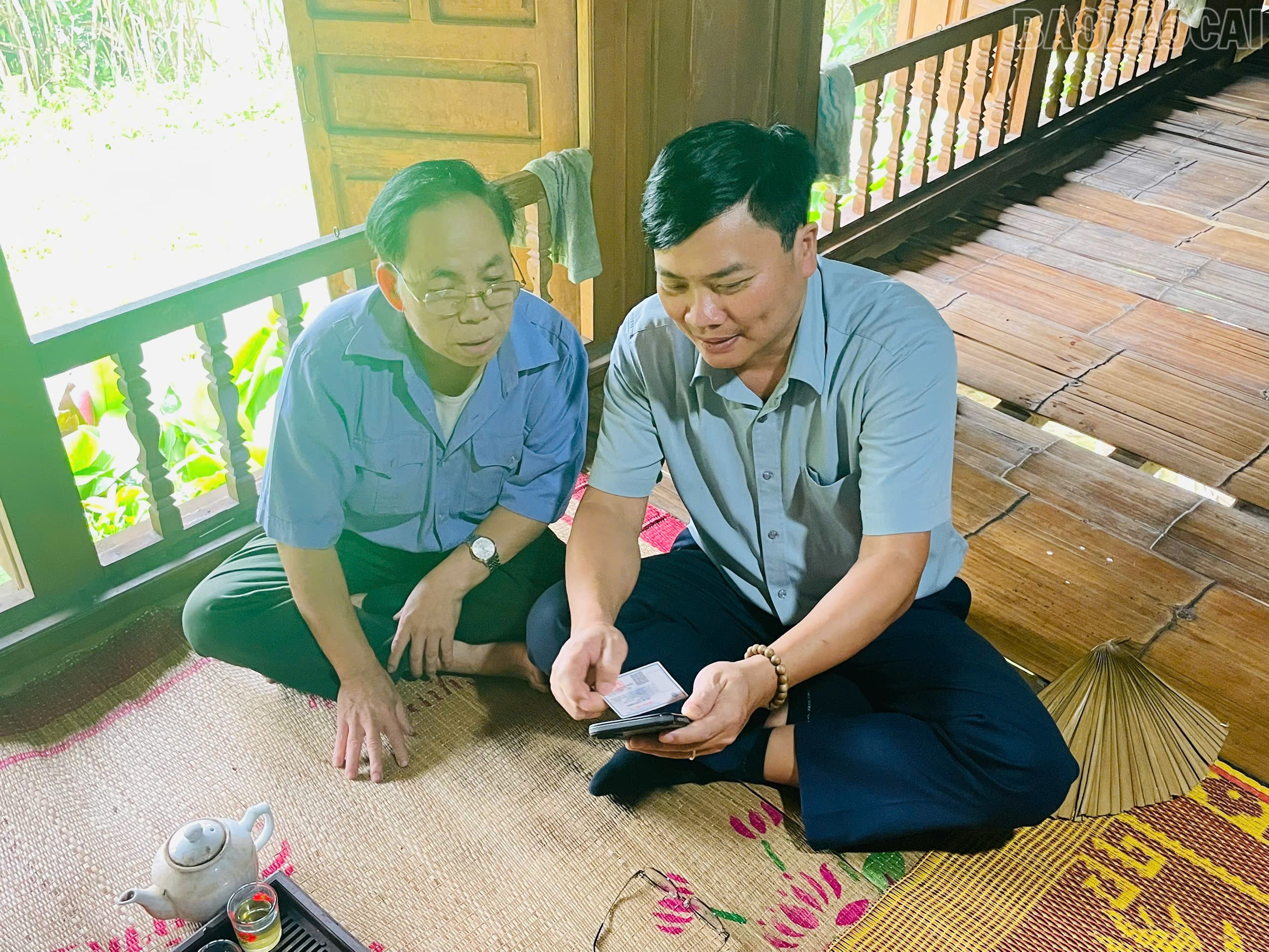 Herr Nguyen Van Chuong - biträdande direktör för Lao Cai provinsiella socialförsäkringsbolag - vägleder människor i att använda den digitala applikationen VssID på mobiltelefoner. baolaocai-tr_z6789452404463-245d8b338370c149fc7307878d151f63.jpg