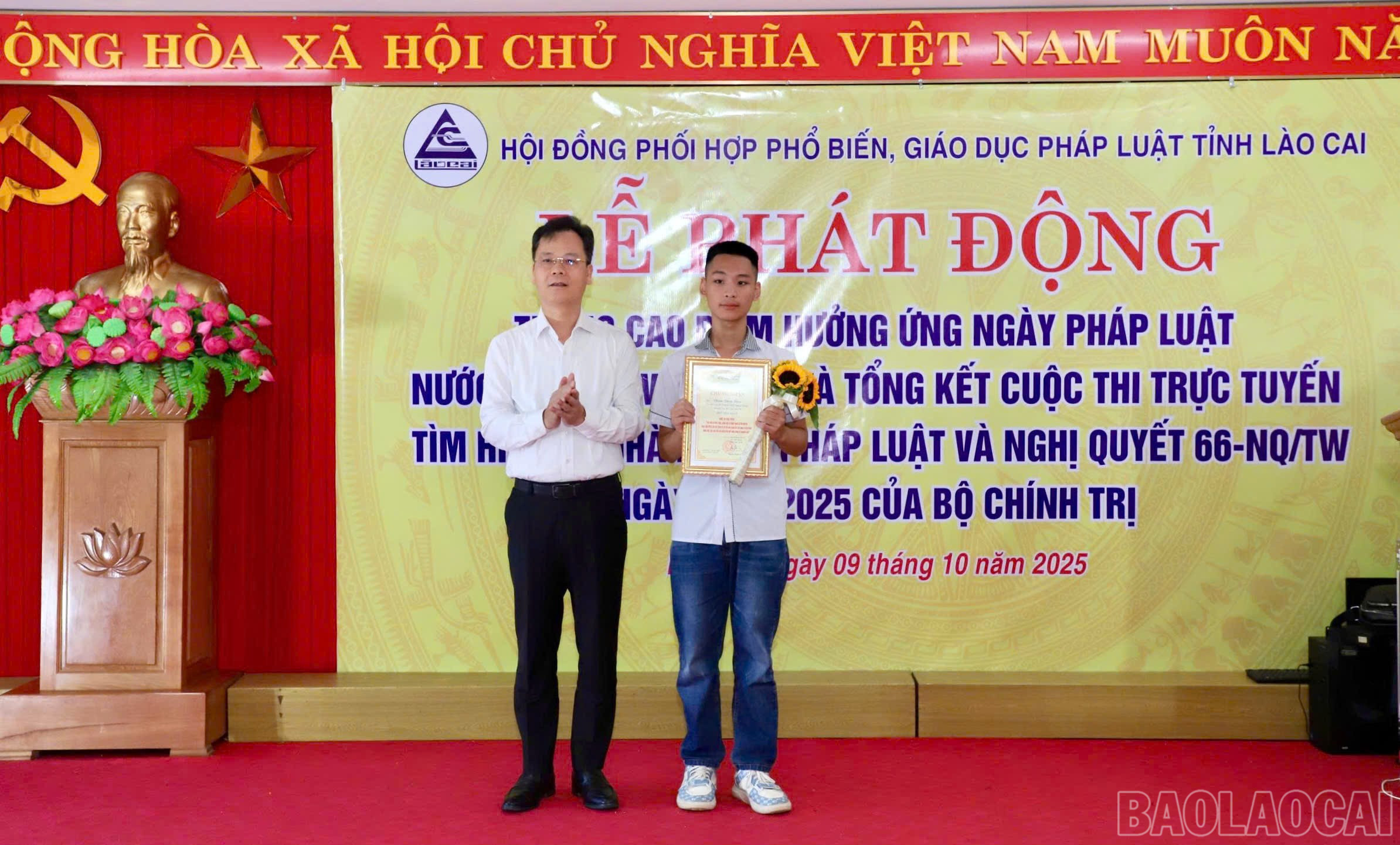 Đồng chí Nguyễn Thành Sinh - Ủy viên Ban Chấp hành Đảng bộ, Phó Chủ tịch UBND tỉnh trao giải nhất cho em Phạm Đăng Khoa lớp 9E, Trường THCS Quang Trung, phường Yên Bái. baolaocai-br_z7098233893449-9c436c5f1d7a3a969cacc1eee5926c41.jpg