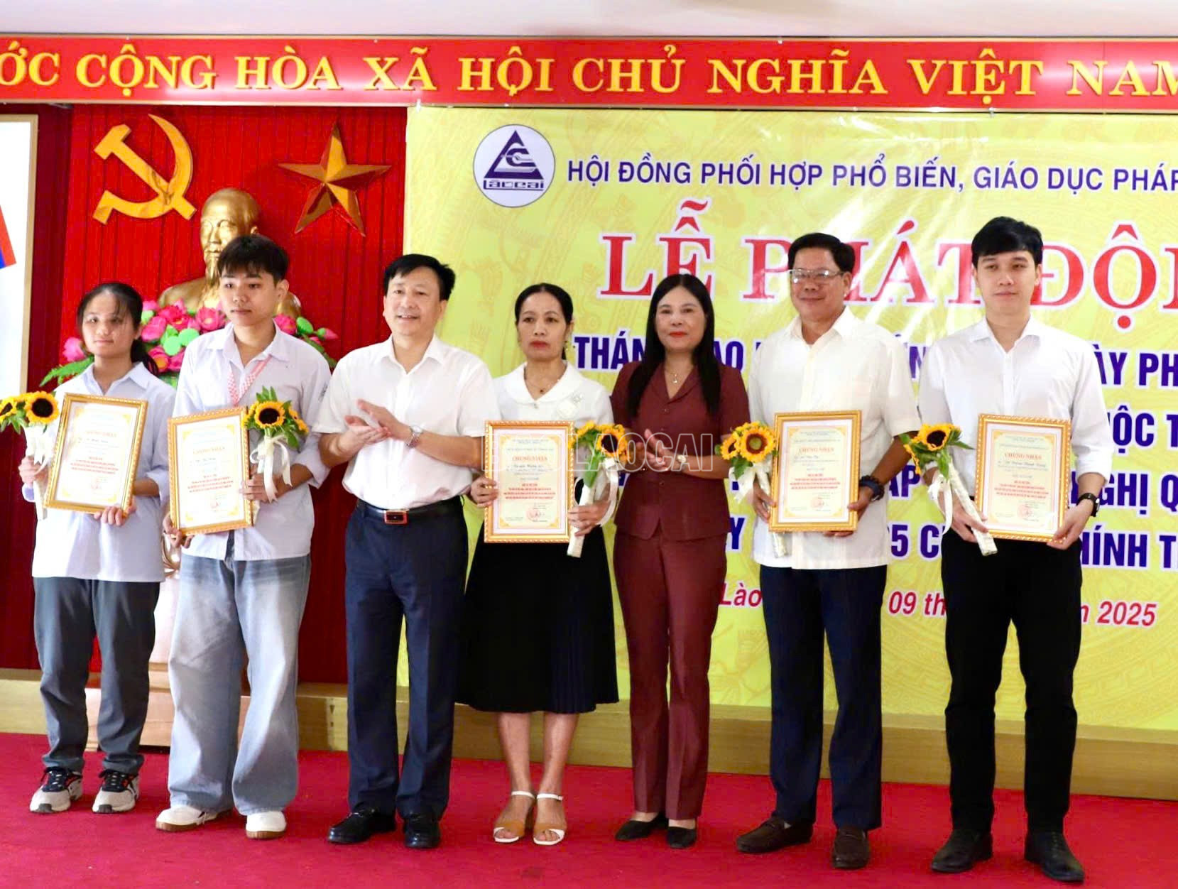 Ban Tổ chức trao giải Nhì cho các thí sinh. baolaocai-c_z7098233883304-18abb22911f892508032afdd9b2b550a.jpg