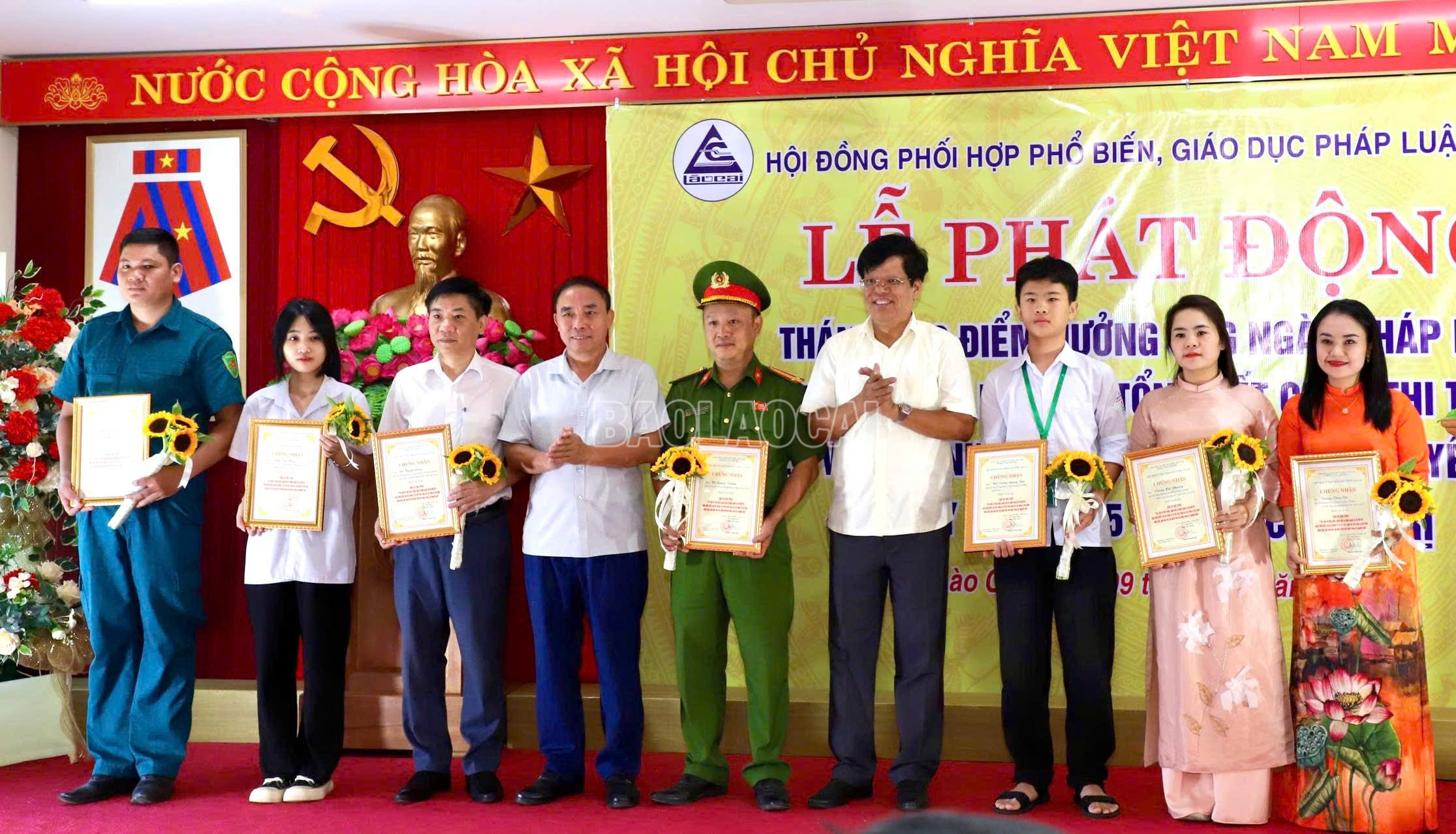 Ban Tổ chức trao giải Ba cho các thí sinh. baolaocai-c_z7098233906197-ddc7e36646a733c5930795c0d49933ed.jpg