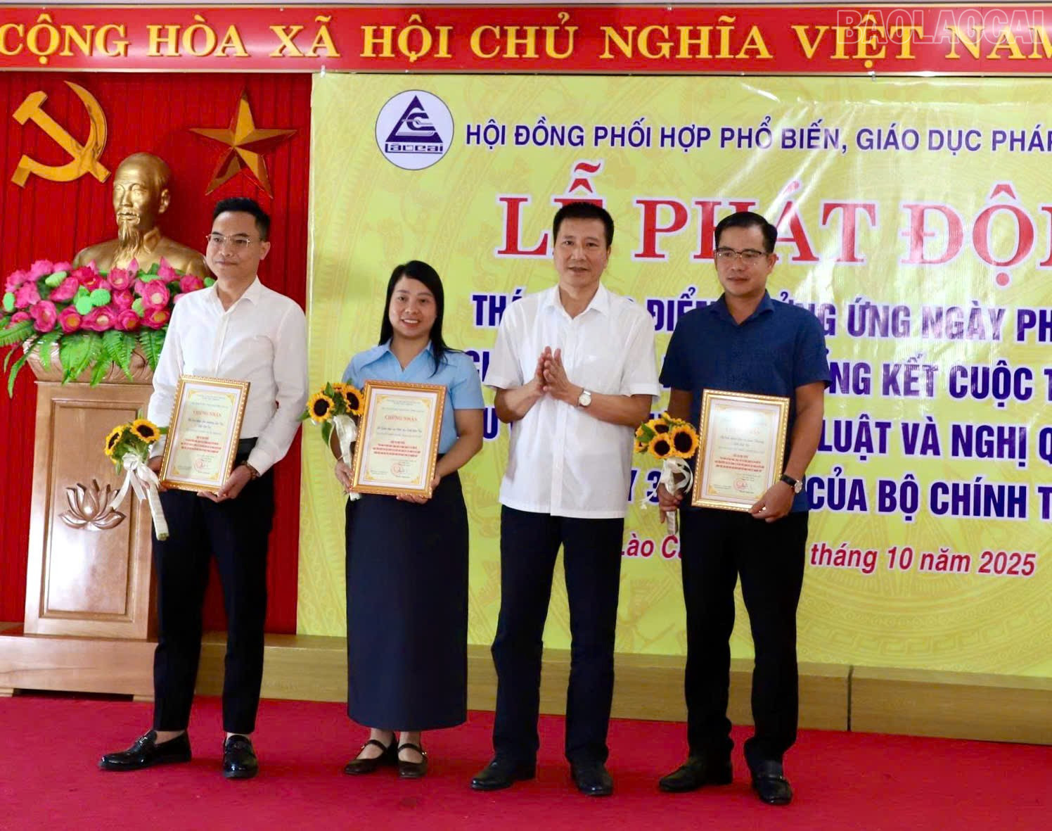 Ban Tổ chức trao giấy chứng nhận cho các đơn vị có nhiều cá nhân tham gia cuộc thi. baolaocai-tr_z7098233887964-67d0a2c8f35176f3bb80945490e0be90.jpg