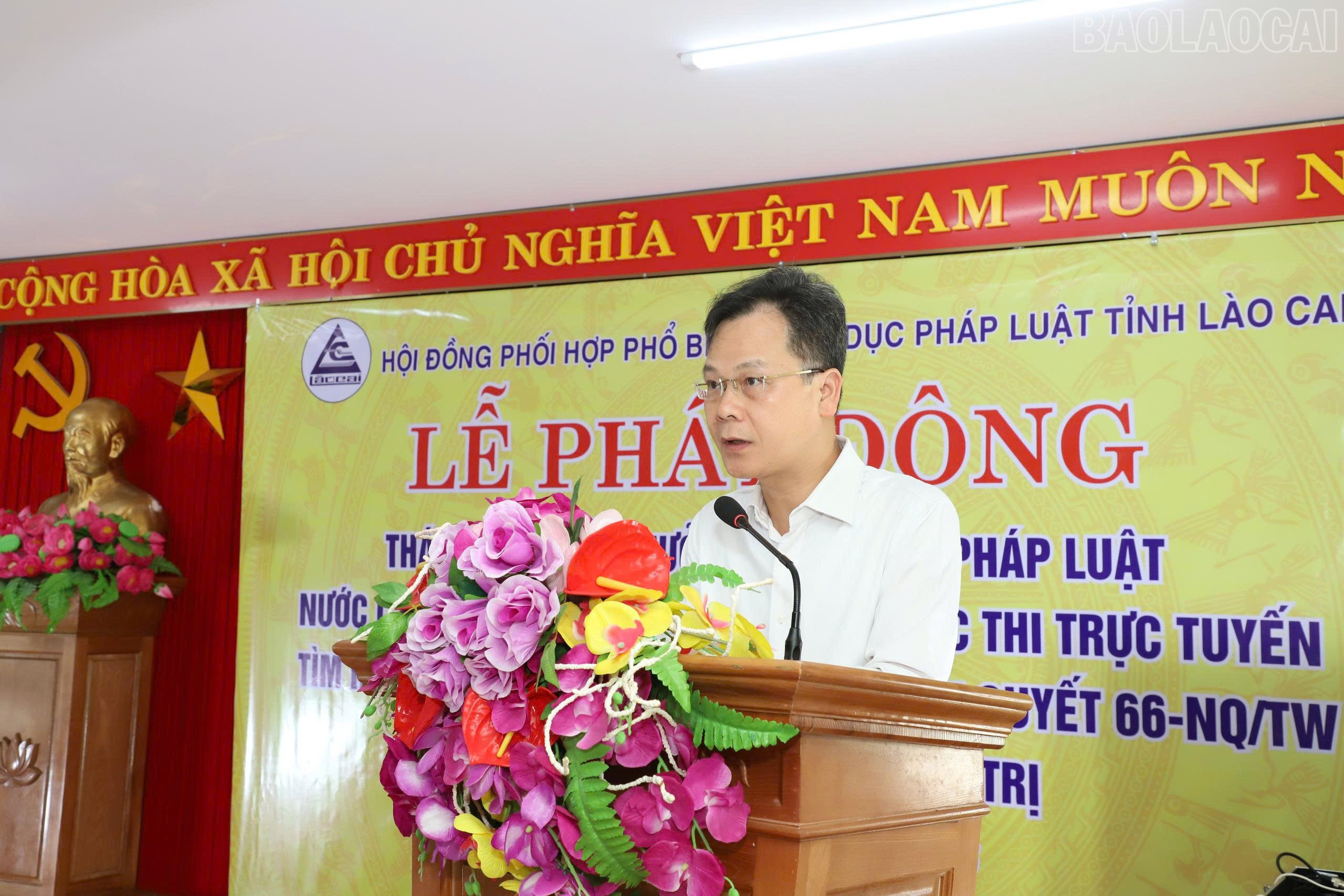 Đồng chí Nguyễn Thành Sinh - Ủy viên Ban Chấp hành Đảng bộ, Phó Chủ tịch UBND tỉnh, Chủ tịch Hội đồng Phối hợp PBGDPL tỉnh phát biểu tại buổi lễ phát động. baolaocai-tr_z7098204484517-3e1690af746401177a0af0117596ed48.jpg