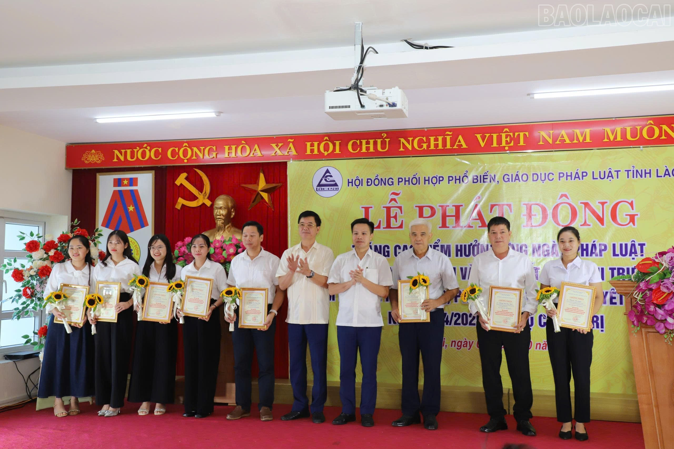 Các thí sinh đoạt giải Khuyến khích trong Cuộc thi "Tìm hiểu về Nhà nước, pháp luật và Nghị quyết số 66-NQ/TW của Bộ Chính trị”. baolaocai-tr_z7098205256660-b1ba8547958320456b98dafdb9759c07.jpg