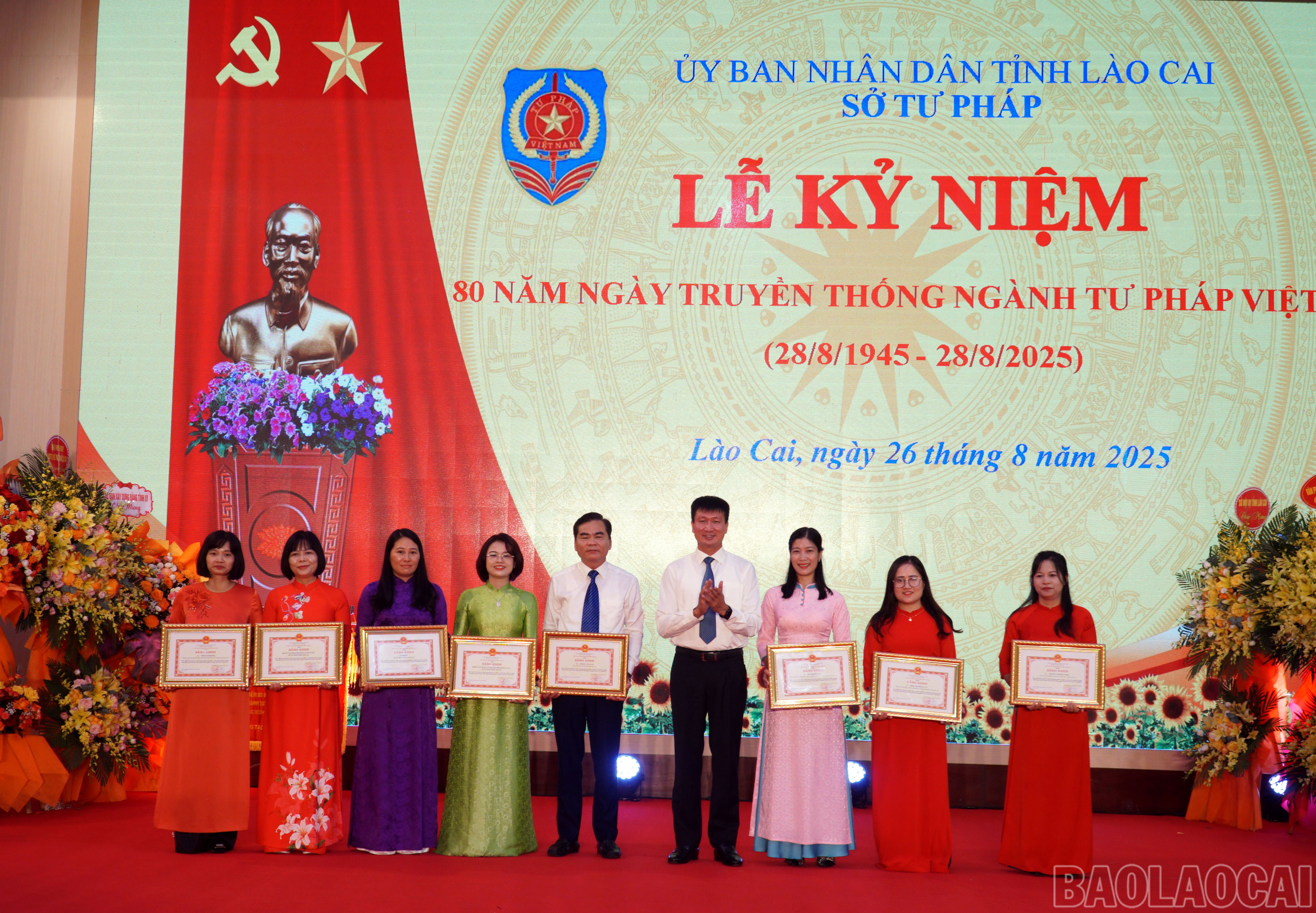 Đồng chí Trần Huy Tuấn - Phó Bí thư Tỉnh uỷ, Chủ tịch UBND tỉnh tặng bằng khen cho các tập thể, cá nhân có thành tích xuất sắc. baolaocai-br_tp4.jpg