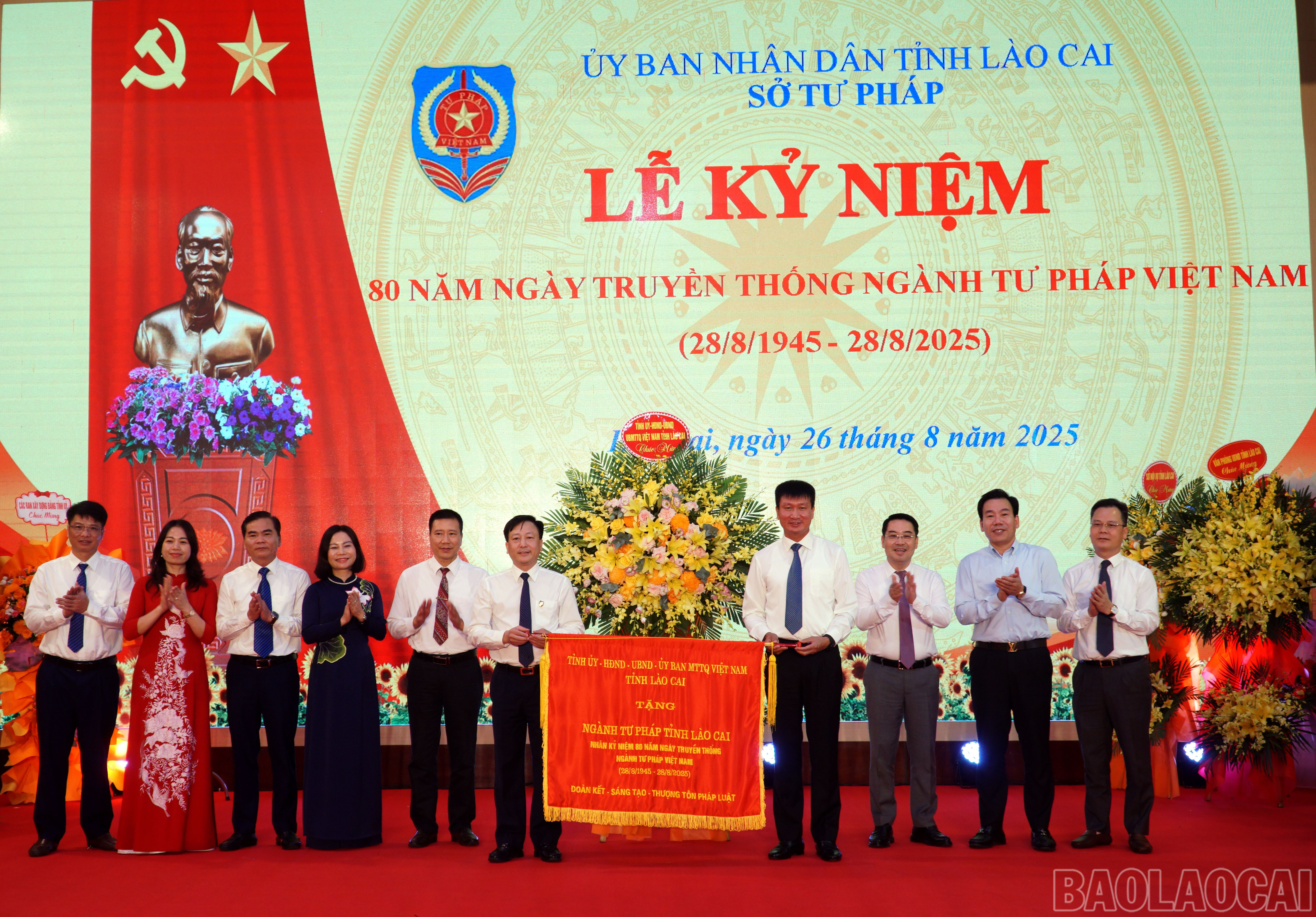 Các đồng chí lãnh đạo tỉnh tặng bức Cờ thêu cho Sở Tư pháp. baolaocai-br_tp6.jpg