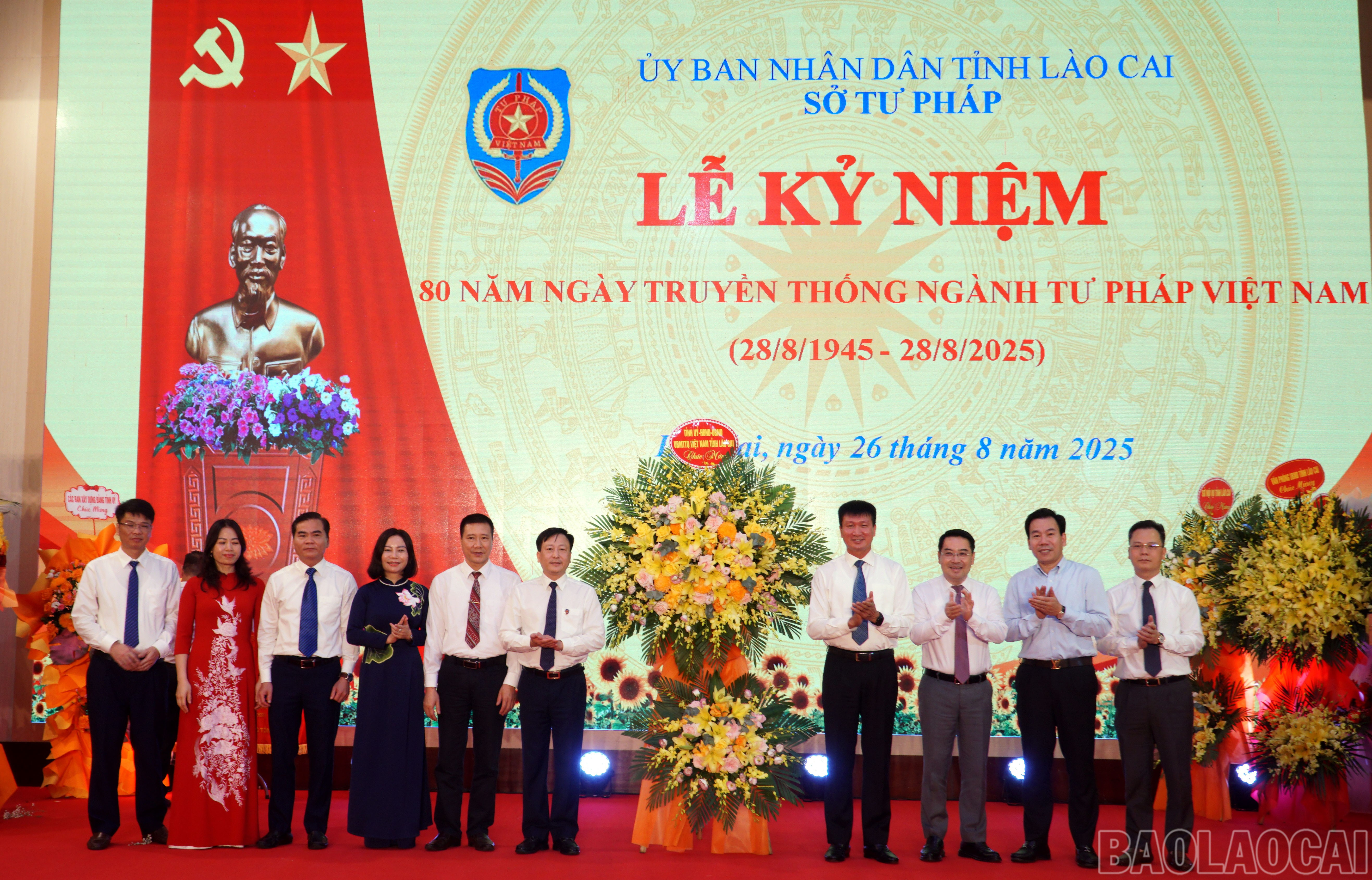 Các đồng chí lãnh đạo tỉnh tặng hoa chúc mừng Sở Tư pháp. baolaocai-br_tp5.jpg