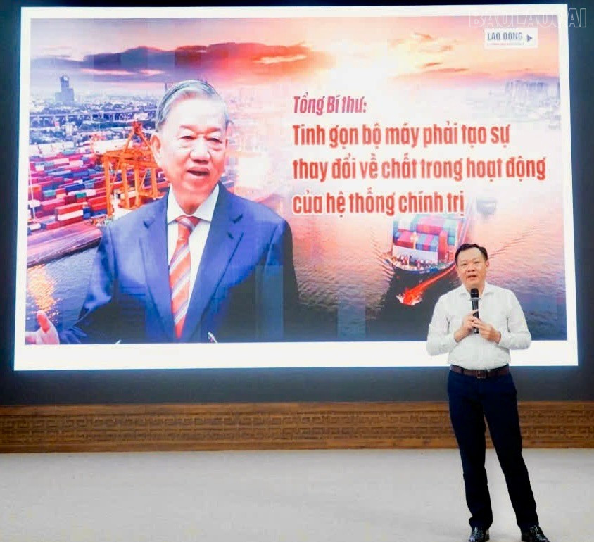 Giảng viên Trường Đại học Công nghệ truyền đạt các nội dung ứng dụng trí tuệ nhân tạo vào triển khai công việc của cán bộ, công chức, viên chức trên địa bàn xã. baolaocai-tr_z7104876694827-0a4d14a7c9e1c25889aa4d2eda4a9040.jpg