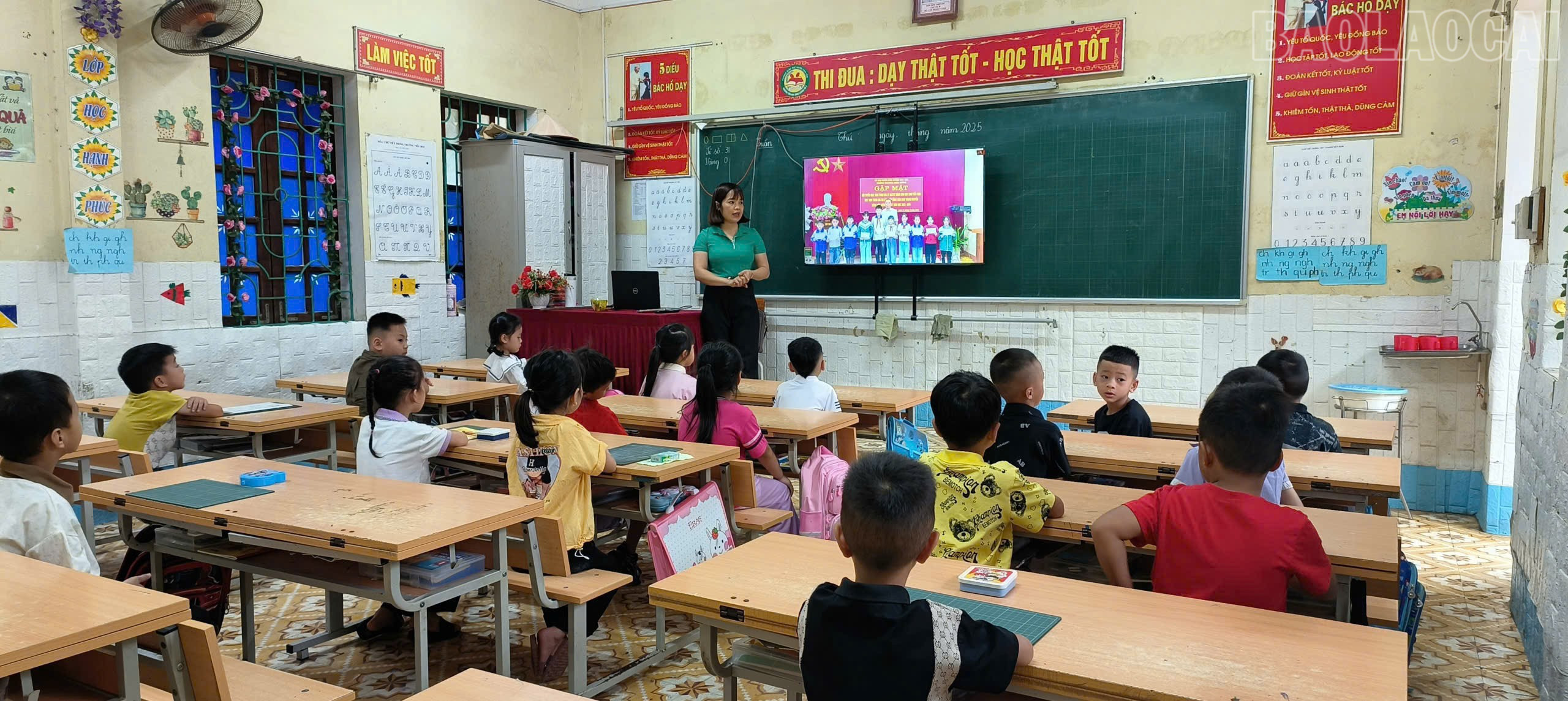يتم تعريف الطلاب من الأقليات العرقية باللغة الفيتنامية قبل العام الدراسي الجديد. baolaocai-tr_z6897185282764-9dfc462e18a2e3f4956243abda86ffce.jpg