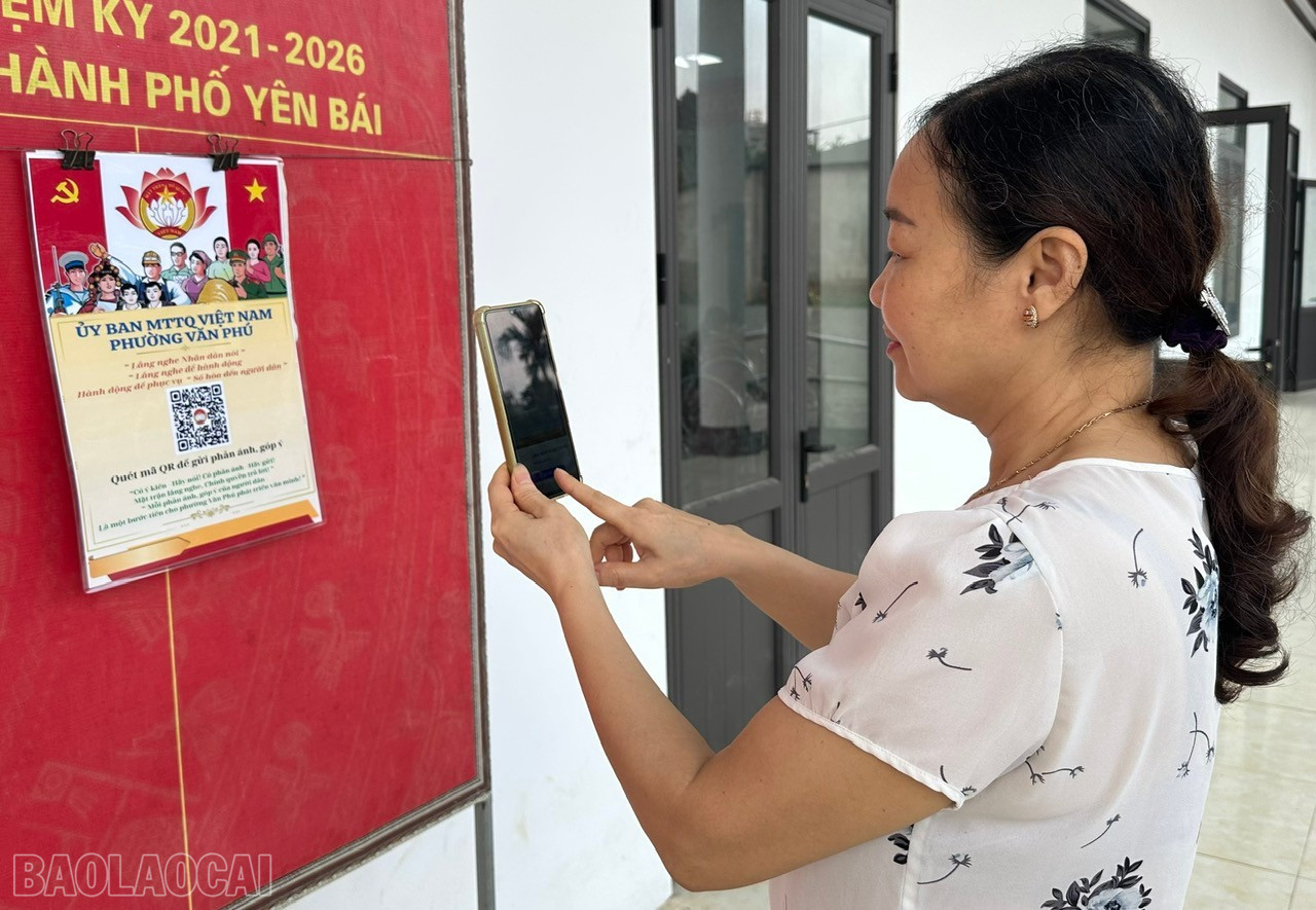Người dân quét mã QR để gửi ý kiến phản ánh. baolaocai-bl_van-phu.jpg