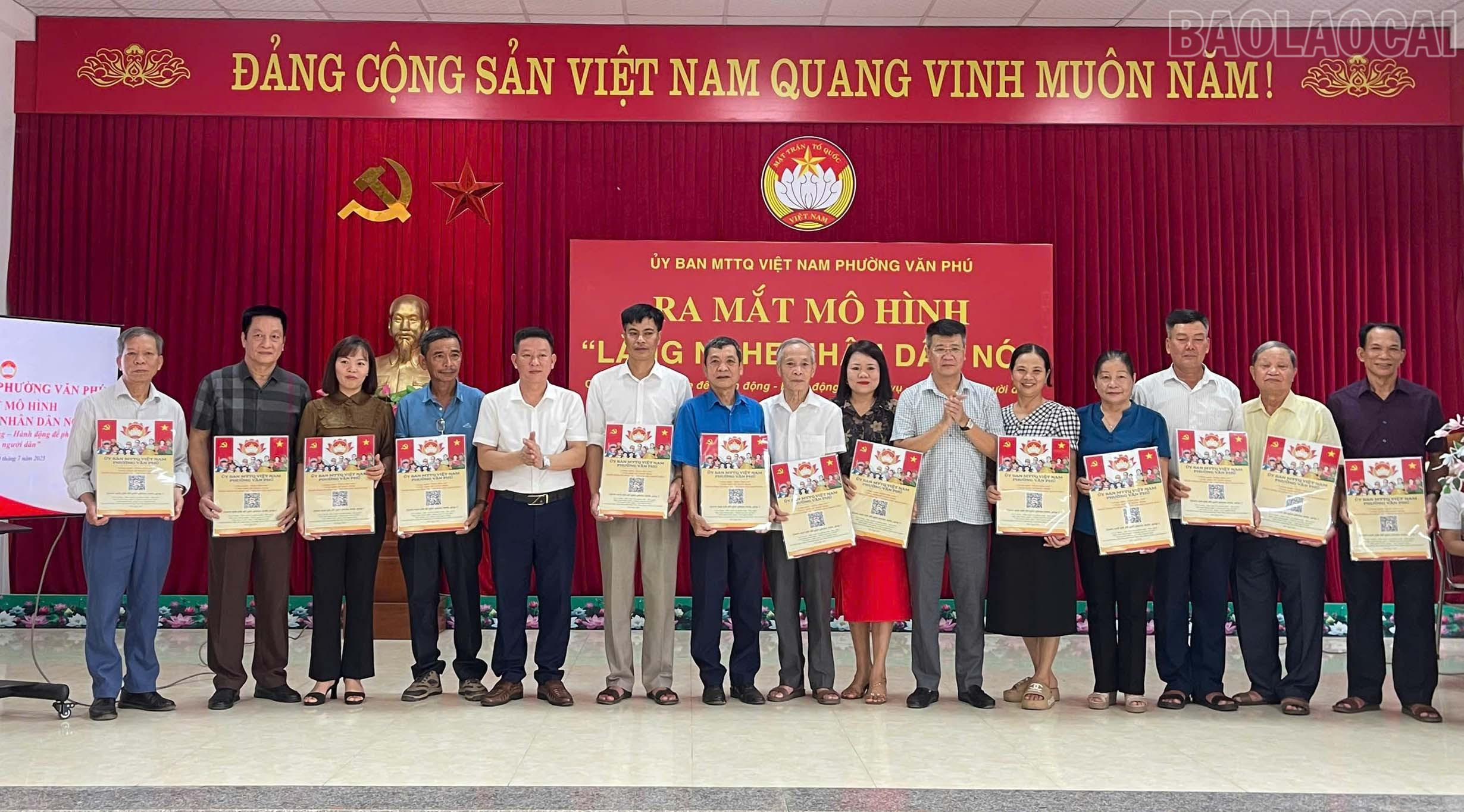 Thường trực Đảng uỷ, Uỷ ban Mặt trận Tổ quốc Việt Nam phường trao poster in mã QR cho các tổ dân phố. baolaocai-tr_vp.jpg