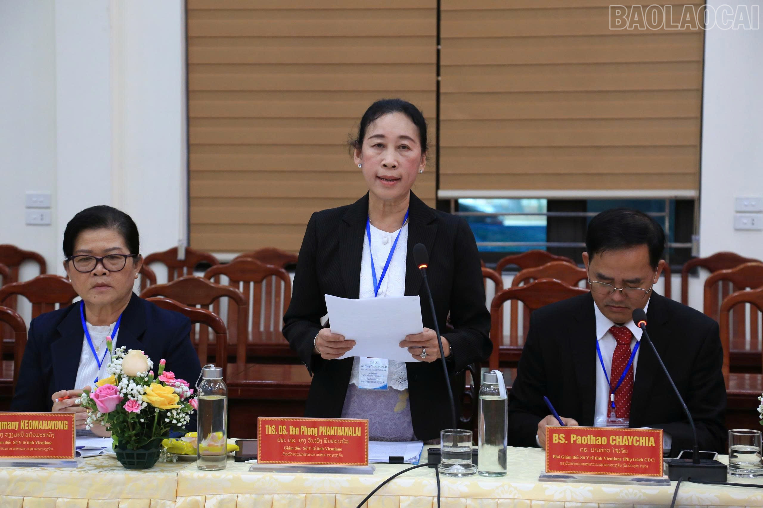Bà Van Pheng PHANTHANALAI – Giám đốc Sở Y tế Viêng Chăn phát biểu tại hội nghị. baolaocai-tr_z7038392513742-8d894a004edeb1204f19223eb29692f8.jpg