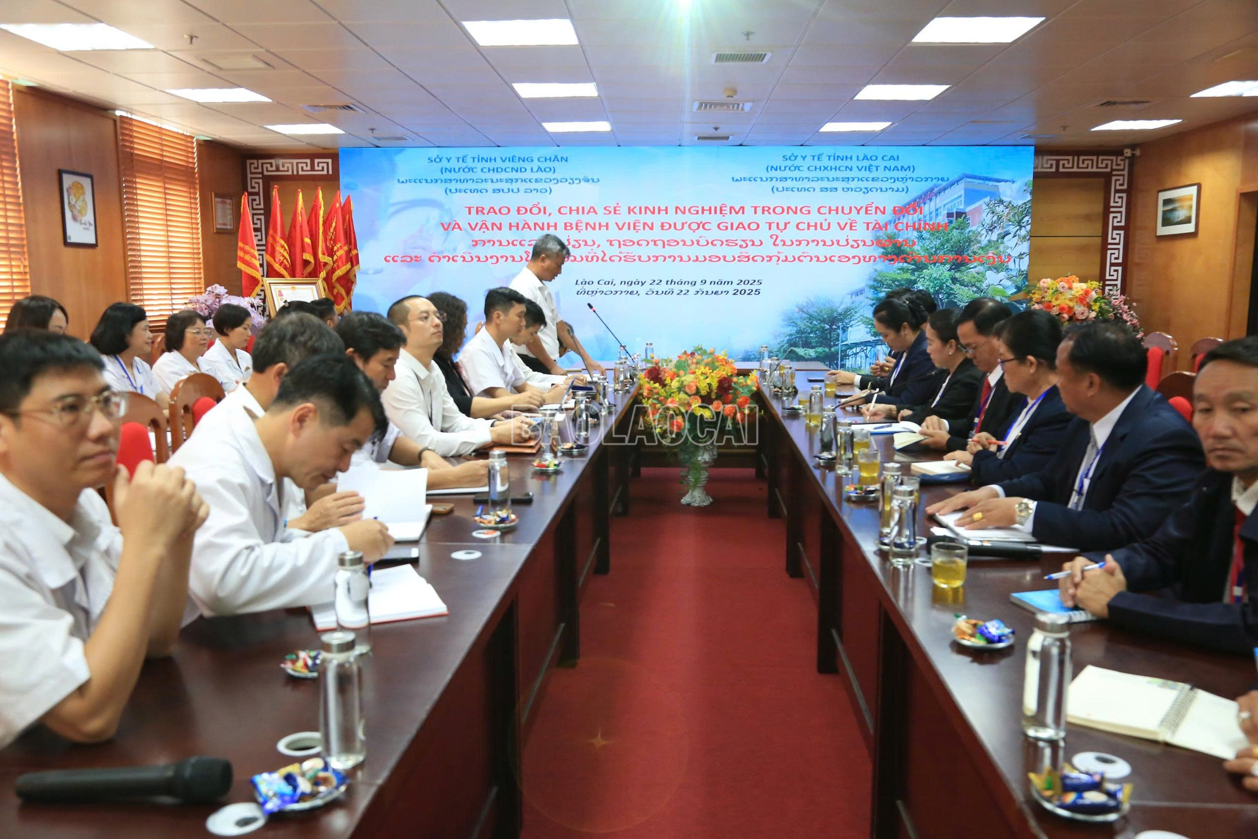 Đoàn công tác Sở Y tế tỉnh Viêng Chăn trao đổi kinh nghiệm tại Bệnh viện Đa khoa số 1 tỉnh Lào Cai. baolaocai-c_z7038392489464-c31ad6a65c0995443dbc73de54840dca.jpg