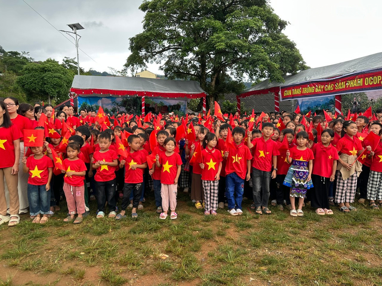 Schüler der Suoi Giang Primary und Secondary School nahmen freudig an der Flaggenhissungszeremonie teil. baolaocai-tr_z6959994954550-d5305cb2485c3fc8e277c8218a127dd6.jpg