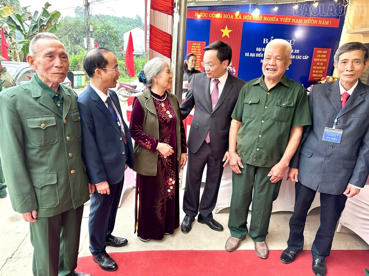 Đồng chí Đỗ Đức Minh - Ủy viên Ban Thường vụ Tỉnh ủy, Giám đốc Sở Tài chính trò chuyện cùng cử tri.