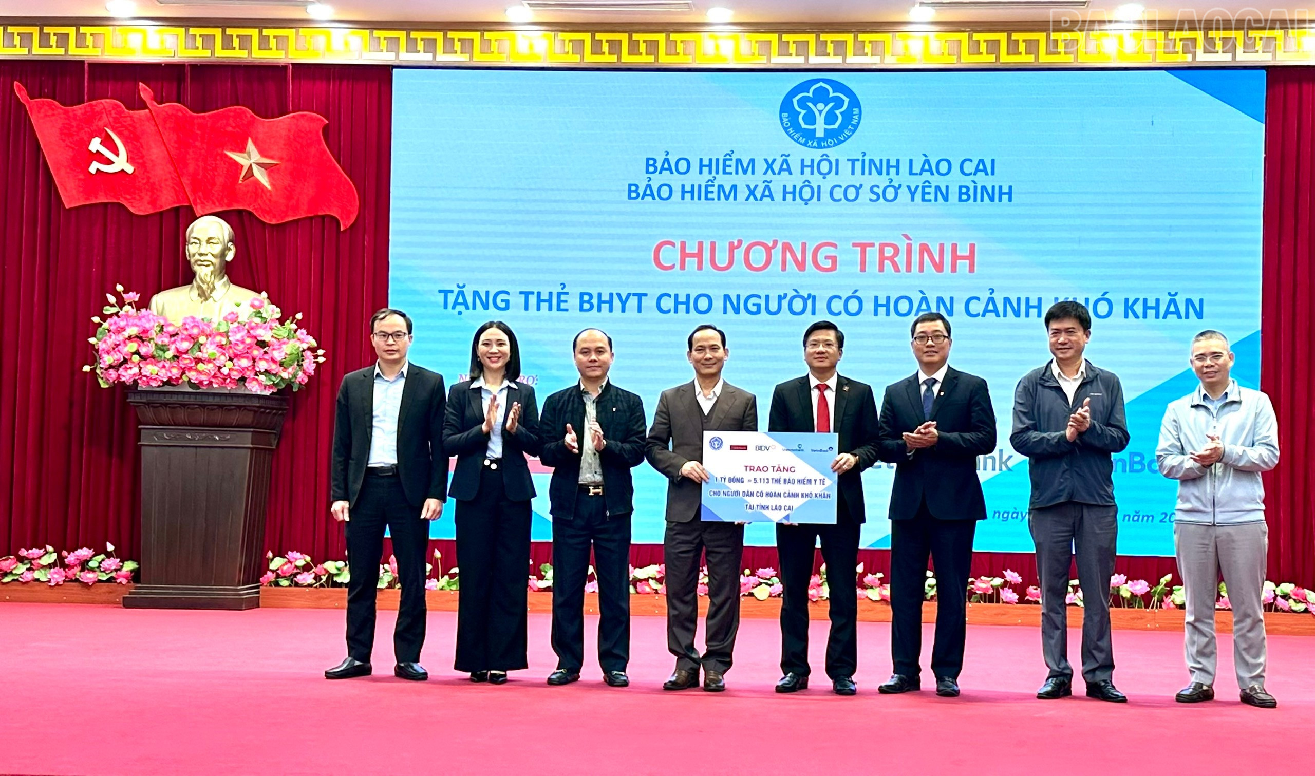 Bank-bank menyampaikan plak simbolik untuk mendermakan kad insurans kesihatan kepada mereka yang berada dalam keadaan sukar di wilayah Lao Cai. baolaocai-tr_z7315356444132-6b3453f019fc5f4634f990f86723bac3.jpg