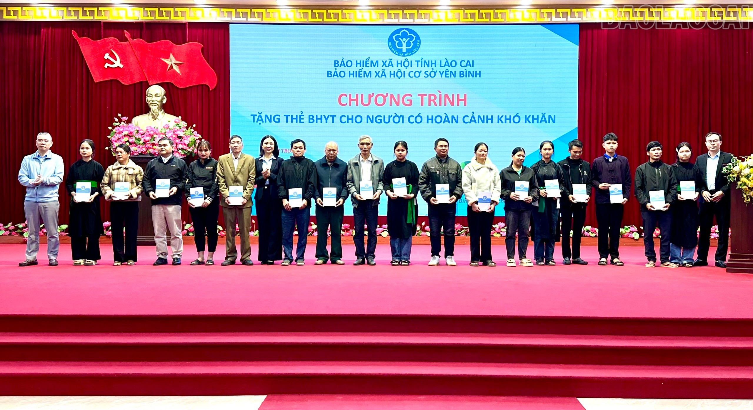 Pemimpin dari agensi Insurans Sosial wilayah dan bank secara langsung menyerahkan kad insurans kesihatan kepada rakyat. baolaocai-tr_z7315366531013-003373cf5e32fff0cf9bbf9809bd546f.jpg