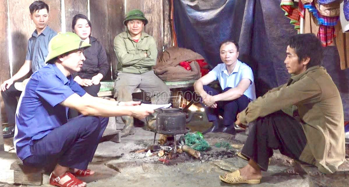 Lãnh đạo xã Văn Chấn thăm hỏi, động viên, tặng quà các hộ gia đình khó khăn trong xã. baolaocai-c_z7137707365268-d9fcfd5ef500be3c1627a682c24f714f.jpg