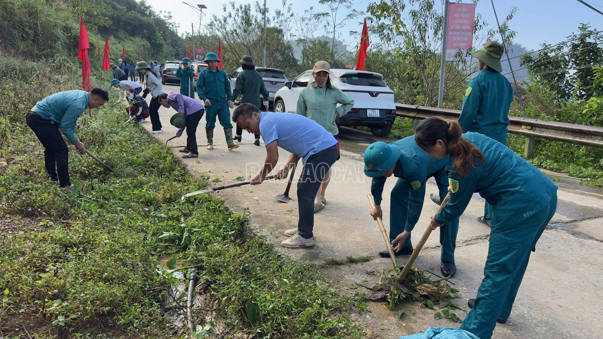 Đông đảo cán bộ, đảng viên và người dân xã Văn Chấn tham gia phong trào "Ngày cuối tuần cùng dân". baolaocai-c_z7137707370643-5a654c194d32b09c4d5739d88f64db99.jpg