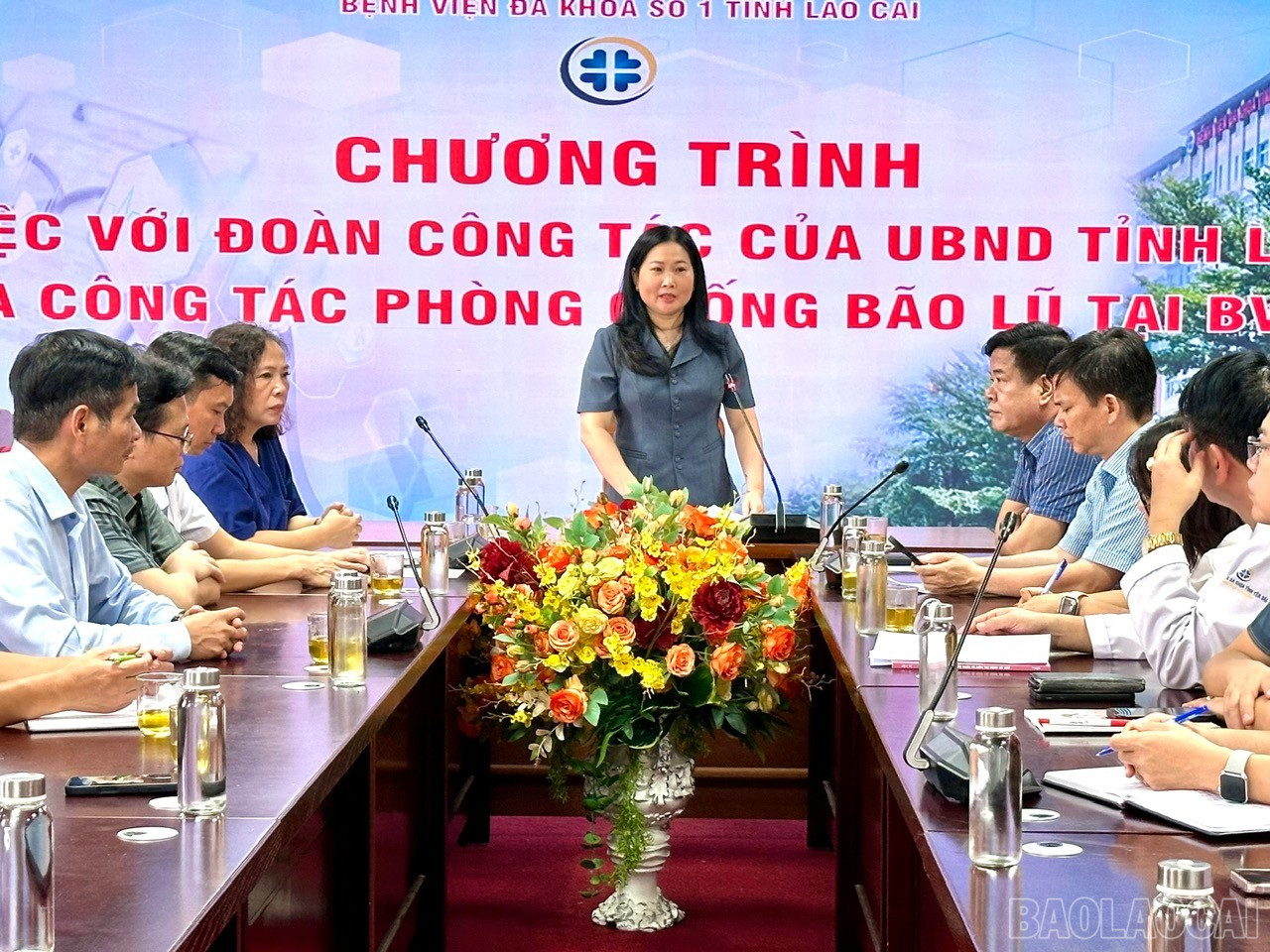 Đồng chí Vũ Thị Hiền Hạnh - Phó Chủ tịch UBND tỉnh chỉ đạo công tác phòng chống thiên tai và tìm kiếm cứu nạn tại Bệnh viện Đa khoa số 1. baolaocai-br_z7066670942063-a8e482ca9daf96e0efc85a259f9dfe4b.jpg