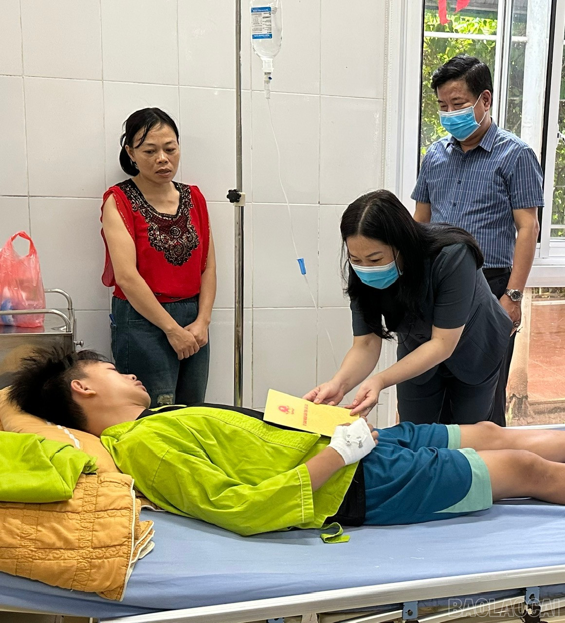 Đồng chí Vũ Thị Hiền Hạnh - Phó Chủ tịch UBND tỉnh tặng quà, thăm hỏi, động viên bệnh nhân bị thương do ảnh hưởng của bão số 10 đang điều trị tại bệnh viện. baolaocai-br_z7066655864102-2be67ec599e30e9822a4772d7fa7d892.jpg