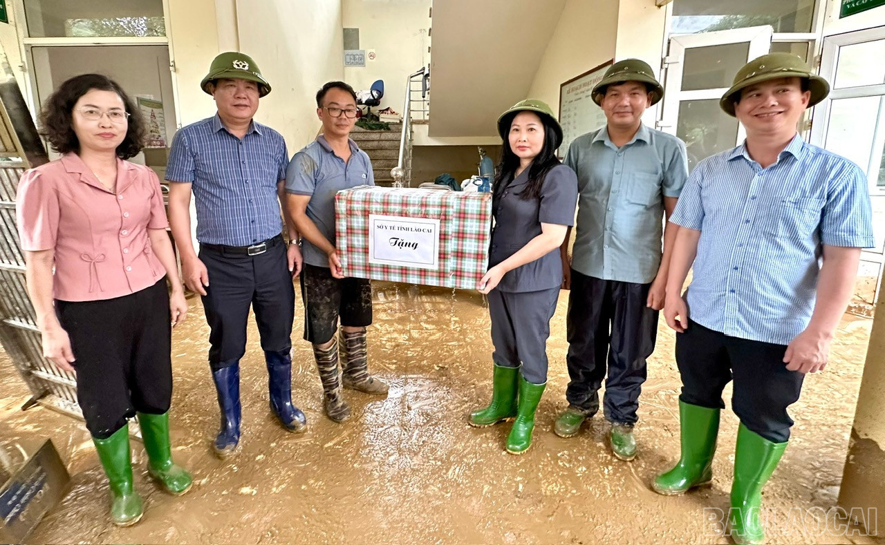 Đồng chí Vũ Thị Hiền Hạnh - Phó Chủ tịch UBND tỉnh cùng đoàn công tác tặng quà động viên cho cán bộ, y bác sĩ Trạm Y tế xã Việt Hồng. baolaocai-br_z7066686319165-17f29662f1e438e3705971b12cf754b7.jpg