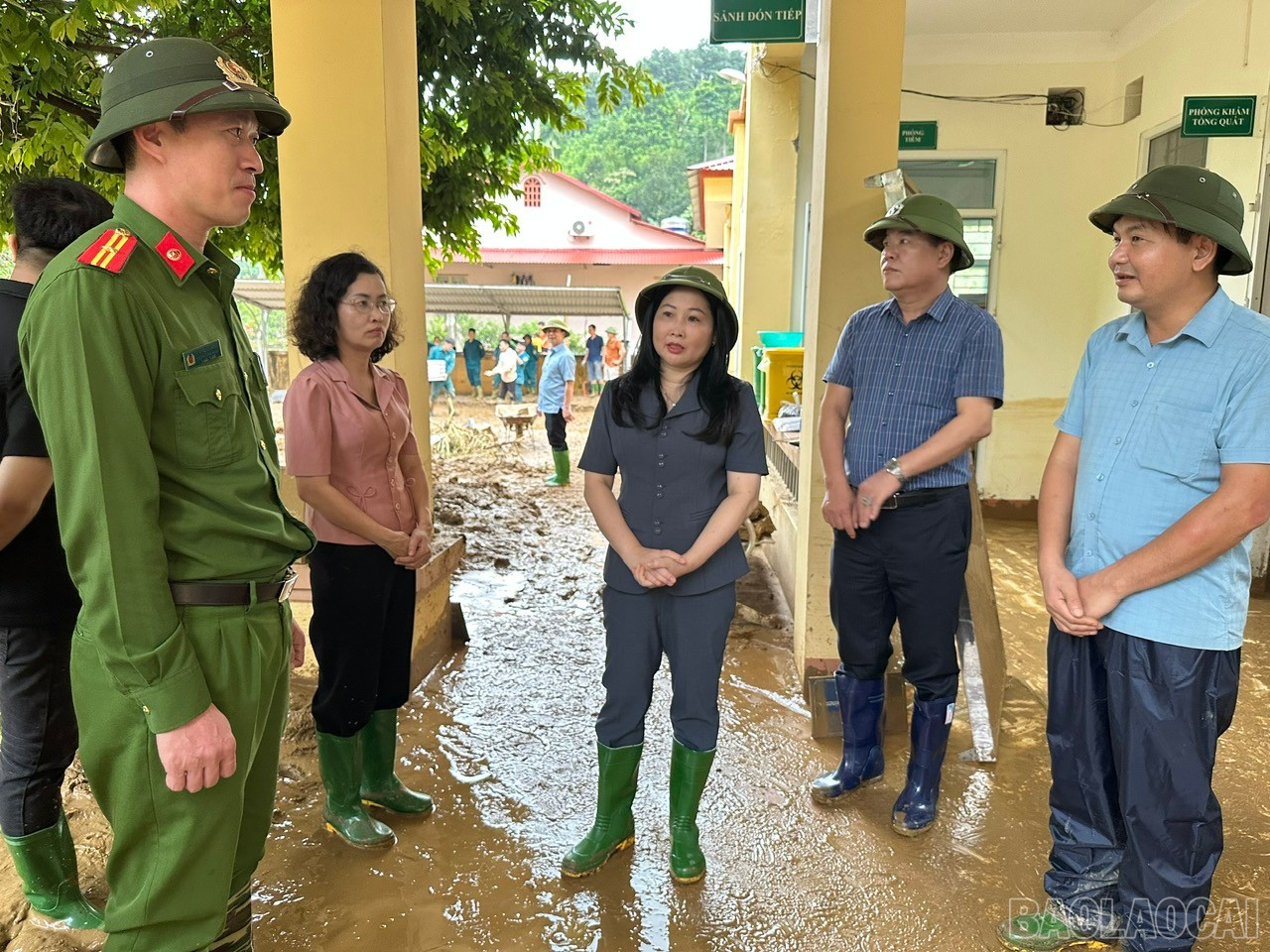 Đồng chí Vũ Thị Hiền Hạnh - Phó Chủ tịch UBND tỉnh kiểm tra công tác khắc phục hậu quả thiên tai tại Trạm Y tế xã Việt Hồng. baolaocai-br_z7066680327794-d4bf28556e2a7dae4f700af3f563b5f9.jpg