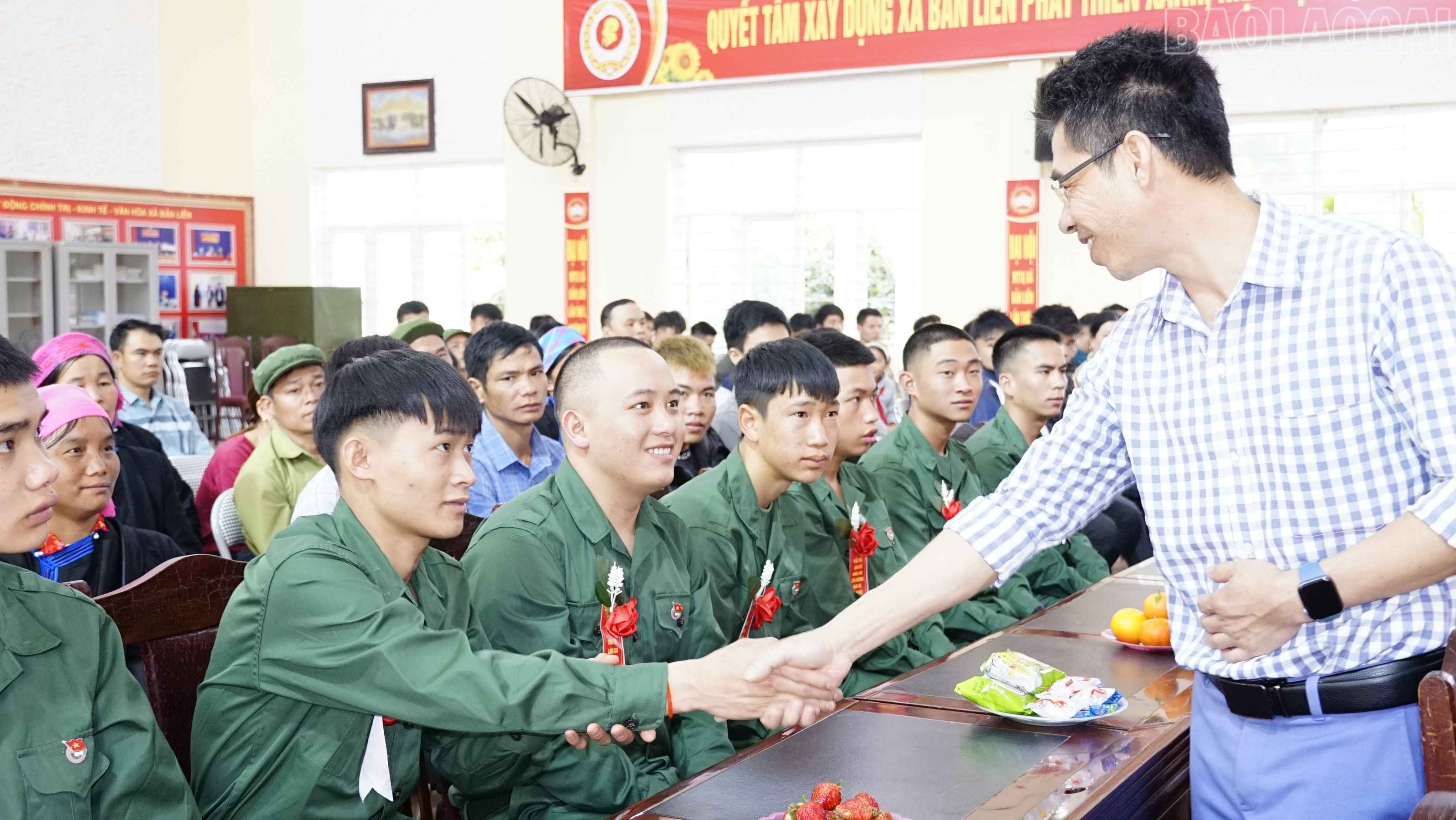 Lãnh đạo xã Bản Liền động viên các tân binh.