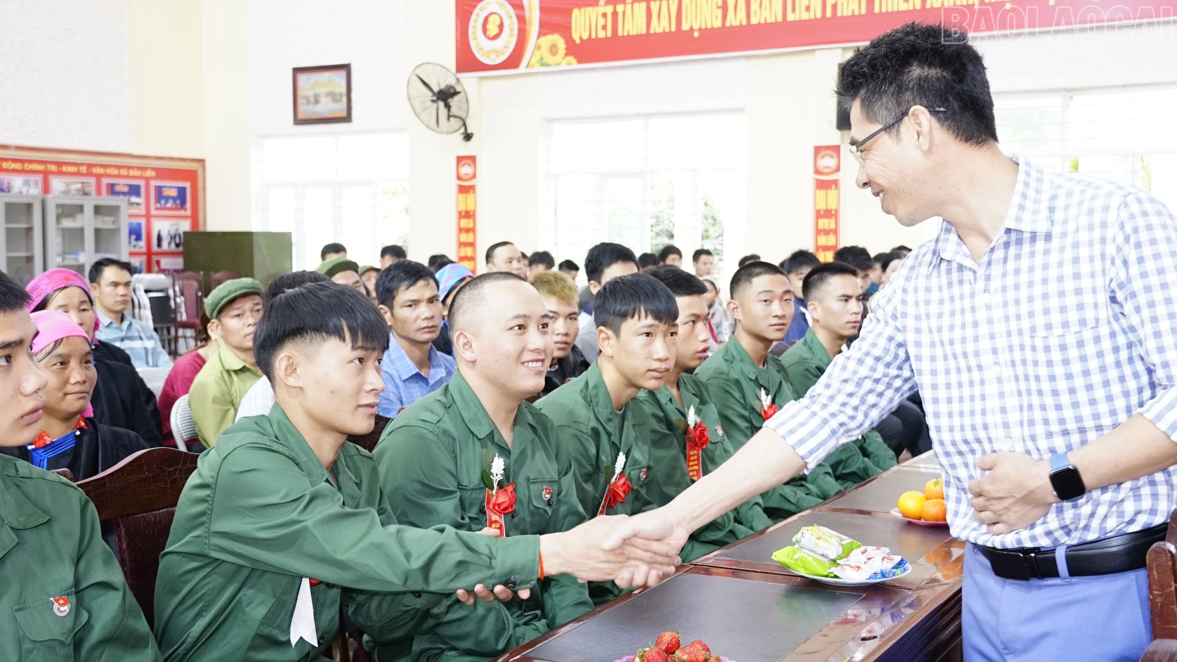 Lãnh đạo xã Bản Liền động viên các tân binh.