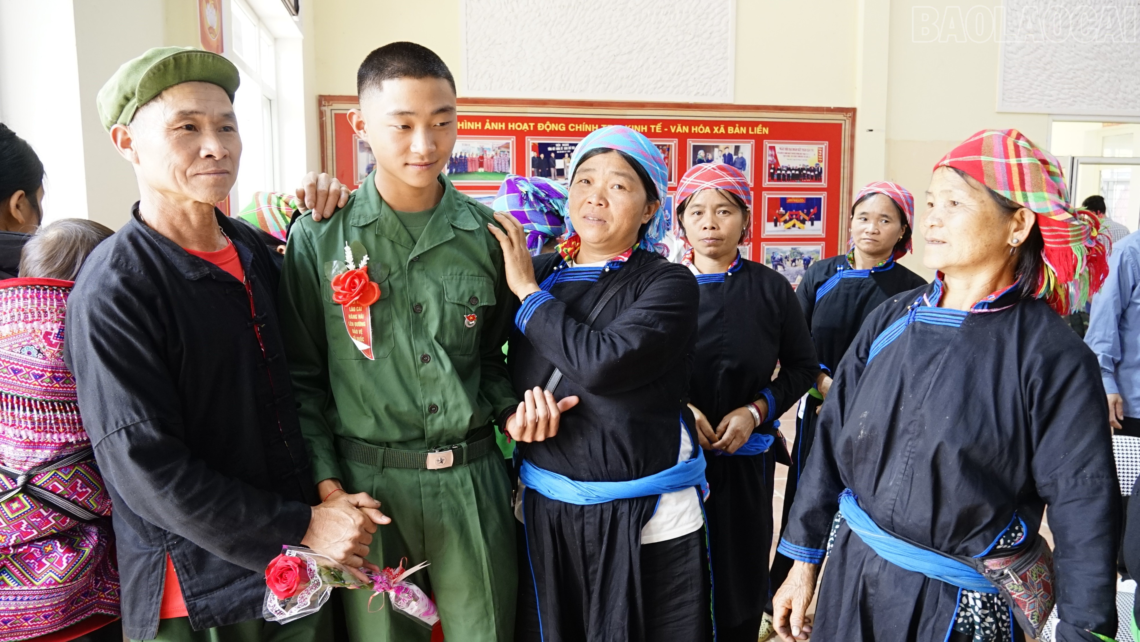 Gia đình các tân binh động viên, tiễn con em lên đường nhập ngũ.