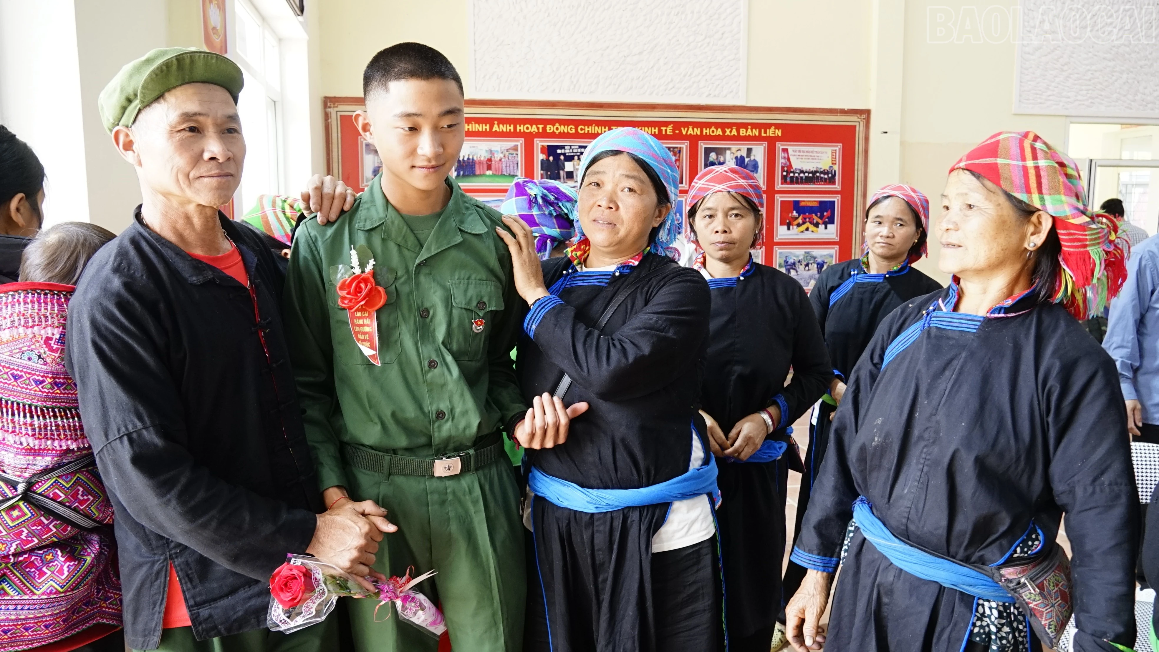 Gia đình các tân binh động viên, tiễn con em lên đường nhập ngũ.