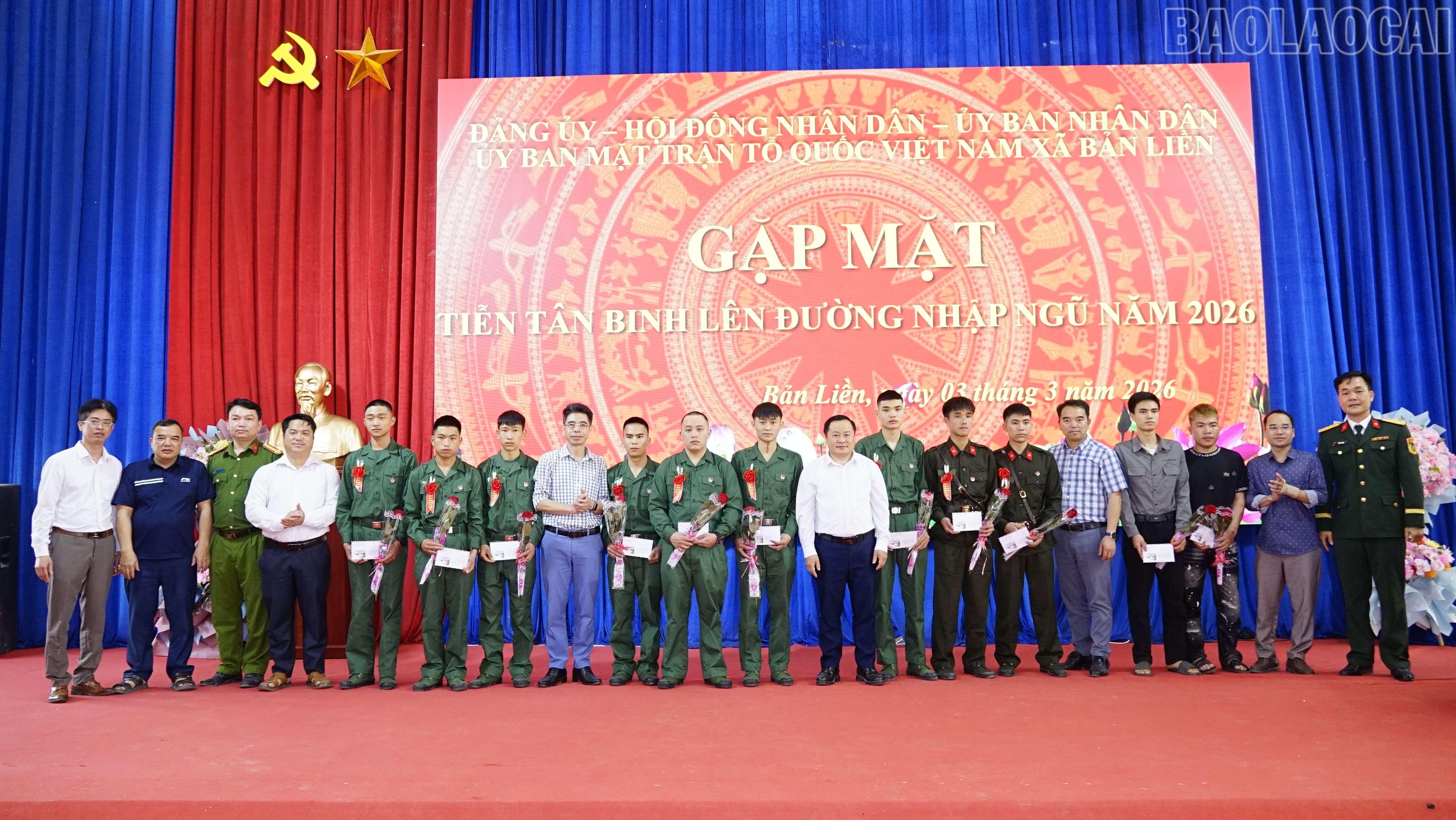 Lãnh đạo xã tặng quà động viên 9 tân binh lên đường nhập ngũ.