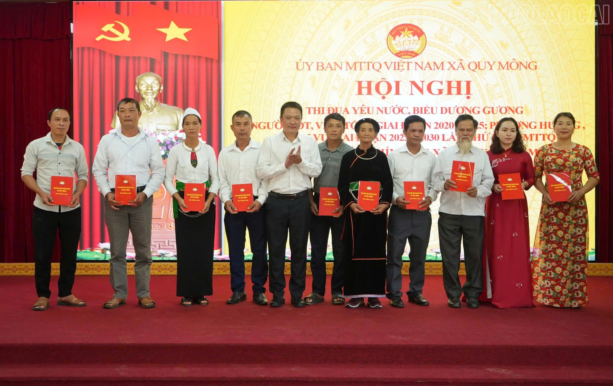 Các cá nhân điển hình tiên tiến được khen thưởng. baolaocai-tr_z6953873950367-5a992984138b1214f992f903c203f5ea.jpg