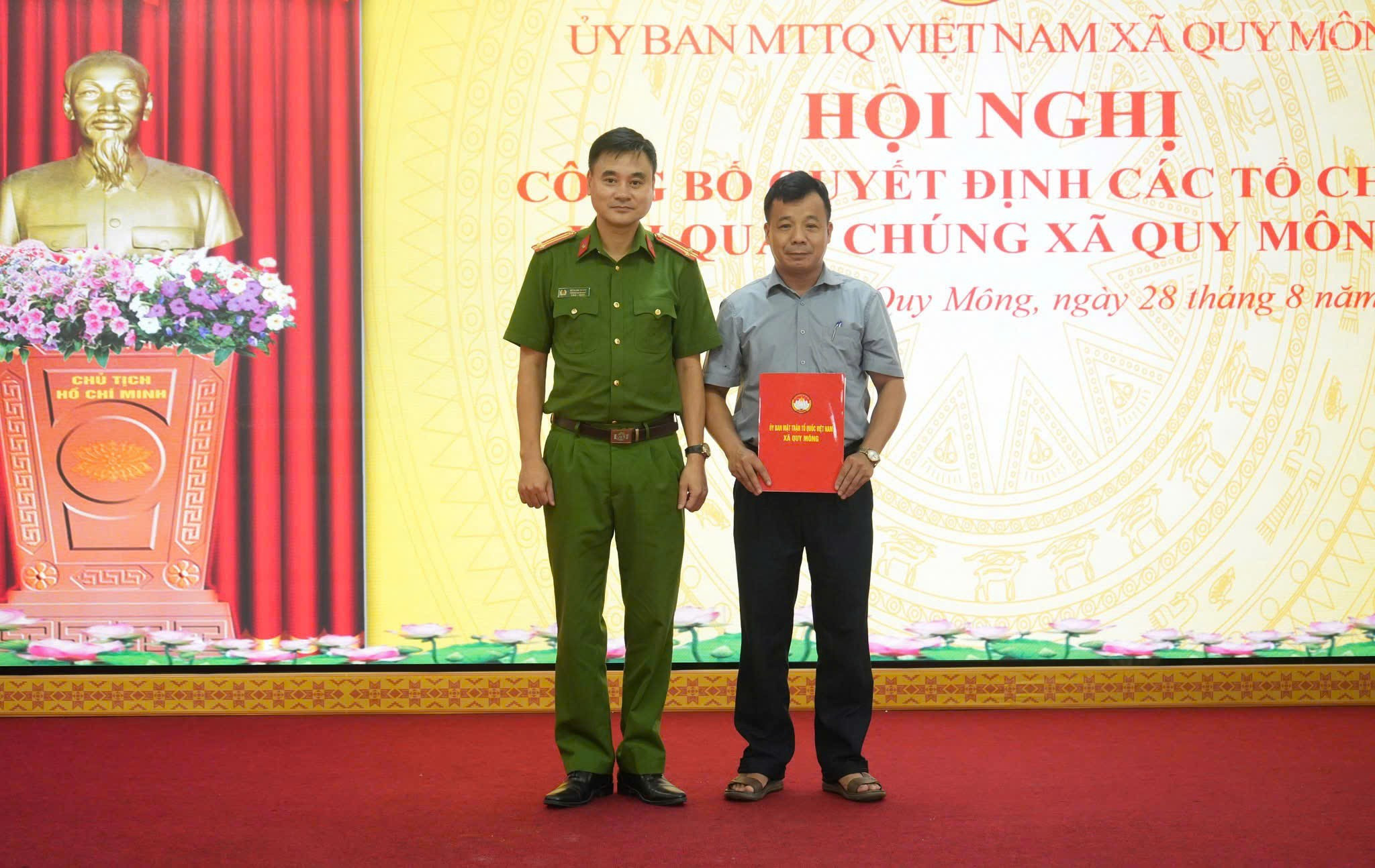 Lãnh đạo Công an xã trao quyết định thành lập Hội Cựu công an xã. baolaocai-tr_z6953873954603-7bb0f286c8da694f68ff79b67138c2fd.jpg