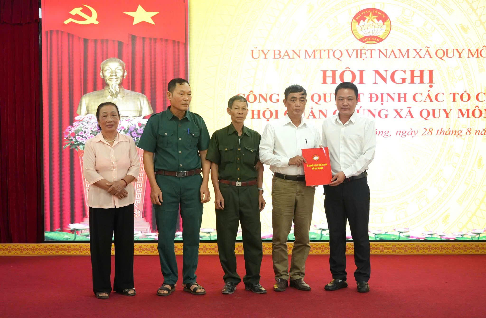 Lãnh đạo UBND xã trao Quyết định thành lập Hội Truyền thống Trường Sơn. baolaocai-tr_z6953873876776-78825759aebe03fcebe2fdcbc365cabc.jpg