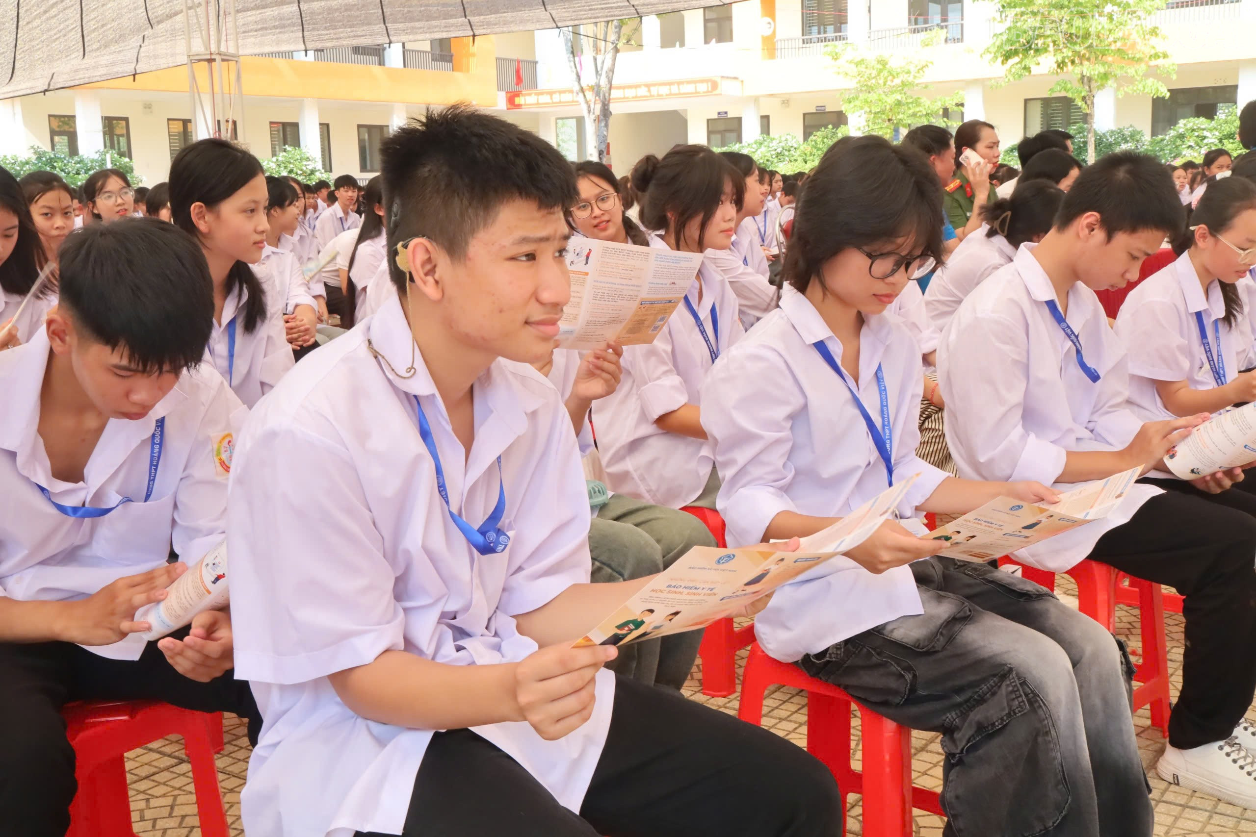 Năm học 2025-2026, Trường THPT Hoàng Quốc Việt phấn đấu 100% học sinh tham gia BHYT. baolaocai-tr_z6988511138692-e88b755a1f00f8b3392480bde715f836.jpg