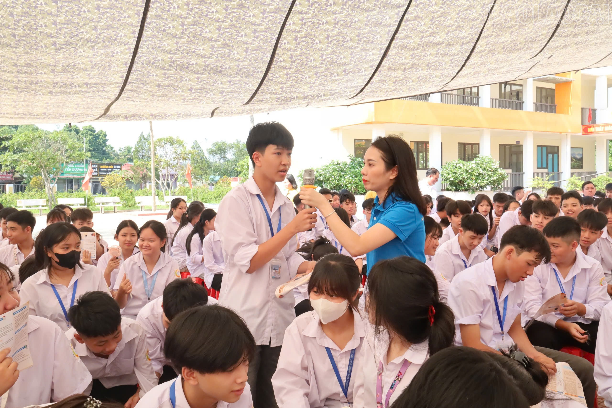 Học sinh Trường Hoàng Quốc Việt tìm hiểu về chính sách BHYT. baolaocai-tr_z6988511271980-fcaede5500b0b083fa9aa85f5a7cc0ca.jpg
